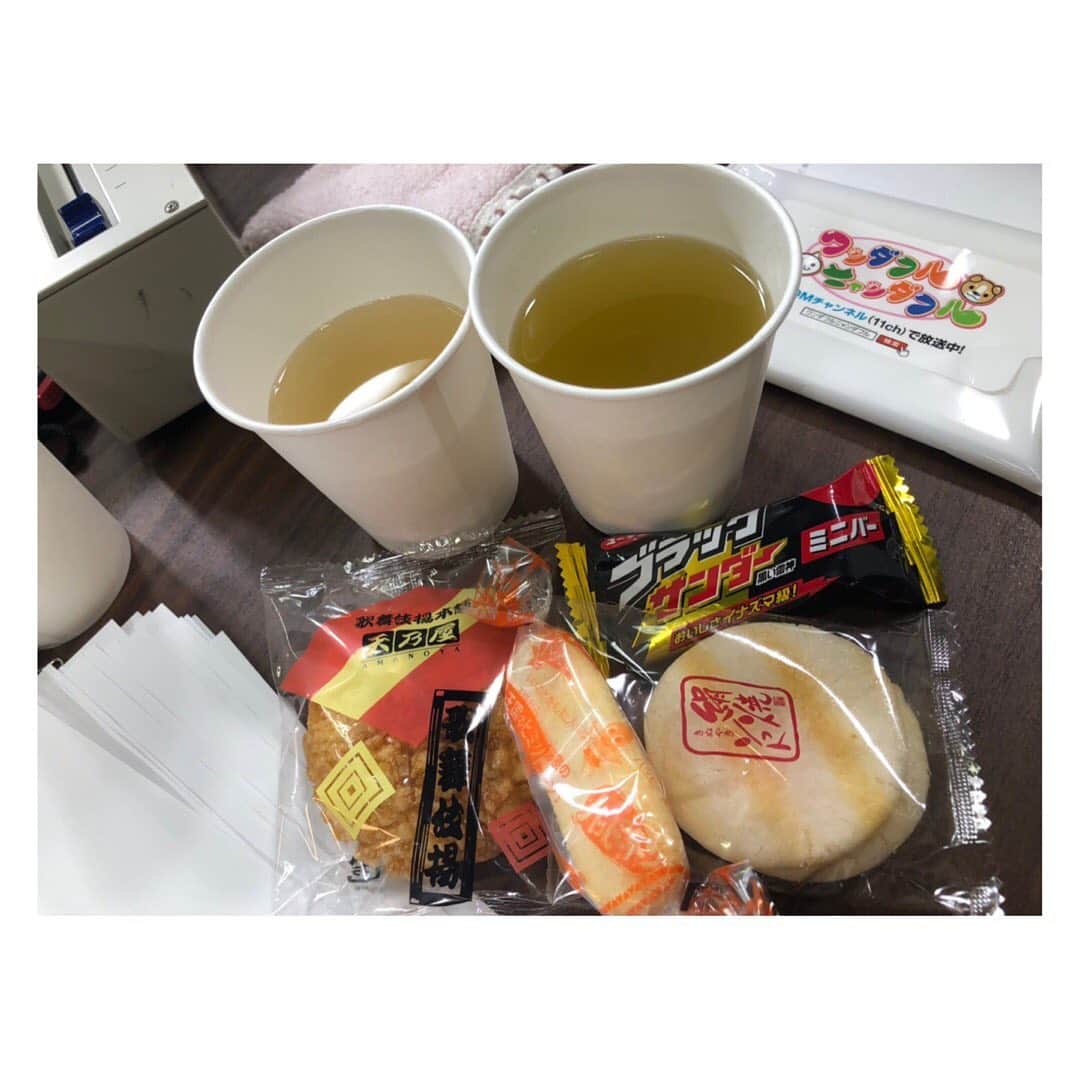 柳野玲子のインスタグラム：「今月も月曜〜金曜まで元気にキャスター担当してます😊✨ 私のデスクはおやつでいっぱい💓笑 元気の源です😋 今日も一日頑張りましょー٩(ˊωˋ*)و✧* #キャスター #生島企画室 #ニュース担当」