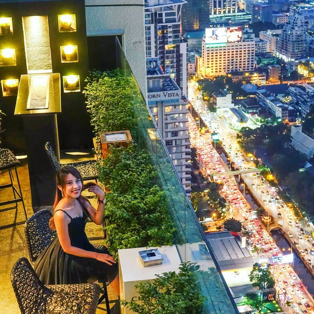 ビーム先生さんのインスタグラム写真 - (ビーム先生Instagram)「กรี๊ดดด Bangkok night at @vertigorooftop ค่ะ ที่ โรงแรม  @banyantreebangkok วิวสวยมากกกกก 🌟⭐💫  เหมาะกับการแต่งตัวสวยๆ ไปนั่งกินสวยๆ แฮ่กๆ バンヤンツリーホテルのルーフトップテラス、素敵すぎる♥  จองผ่าน New Toyo Travel ตอนนี้ มีโปรโมชั่นพิเศษสุดๆ พักห้องสวีทหรูหรา รวมดินเนอร์ที่ rooftop และอาหารเช้า รวมค็อกเทลอีก 2 อลังการมาก 5999 เอง คุ้มยิ่งกว่าคุ้ม ご予約は New Toyo Travel おすすめです！  นานๆทีพาเพื่อนพาแฟนพาครอบครัวไปพักผ่อนกันก็ดีนะ 🥰🥰🥰  #influencer #blogger #youtuber #thai #thaigirl #japan #日本　#タイ　#インフルエンサー　#ブロガー　#ユーチューバー　#外国人　#訪日外国人　#タイ人　#タイ語　#บล็อกเกอร์ #ยูทูปเบอร์ #ไทย #ญี่ปุ่น #ภาษาญี่ปุ่น #vertigo #banyantree #newtoyotravel #タイのホテル　#バンコク　#bangkokrooftop #rooftop」12月15日 12時43分 - beamsensei