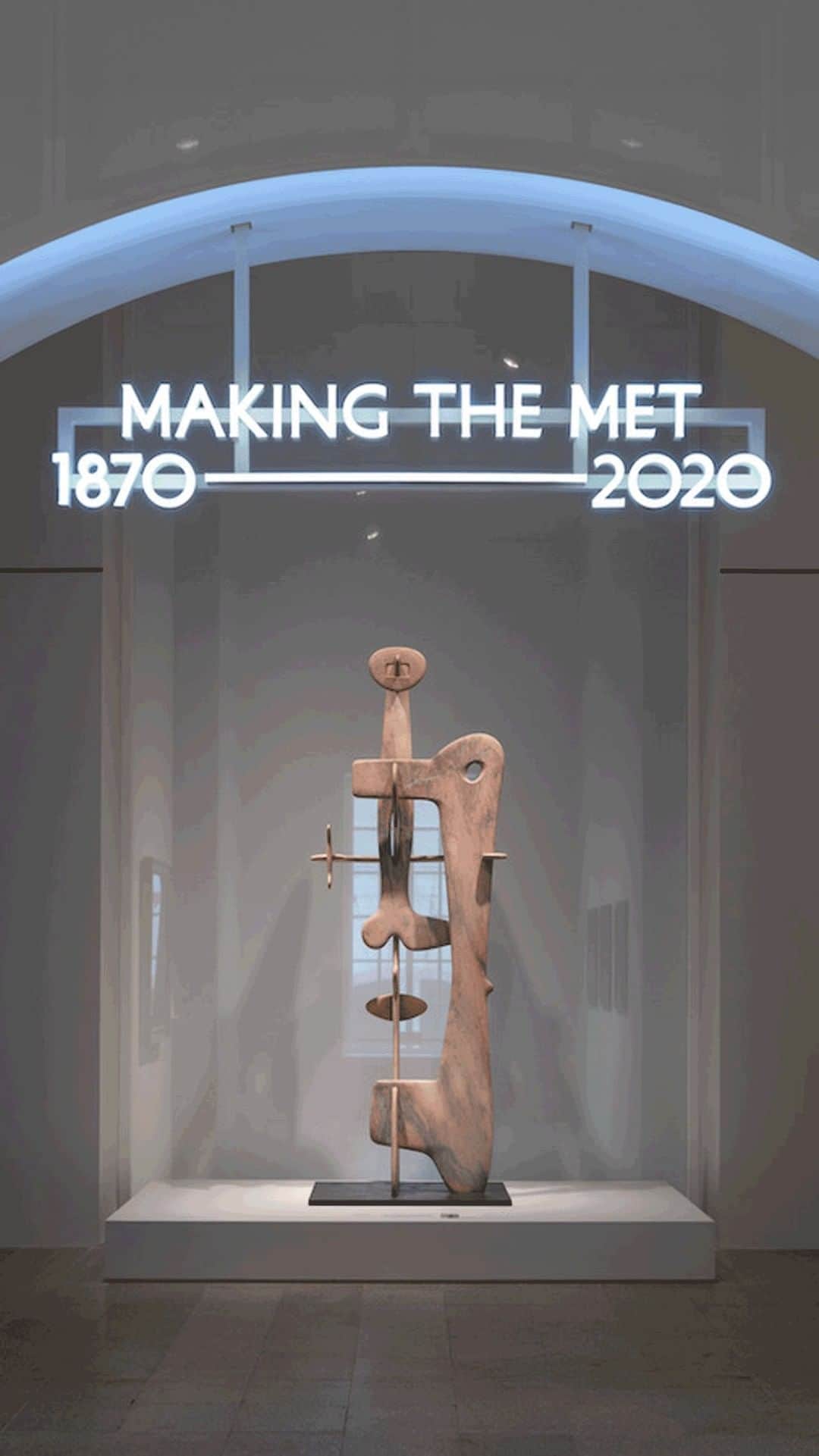 のインスタグラム：「Journey through 150 years of Met history with Steve Martin as your guide.⁣⁣⁣ ⁣⁣⁣ Tap the link in bio to explore #MakingTheMet online—hear more from Martin and Met staff in the full audioguide, discover the fascinating lives of iconic Met artworks, go behind the scenes with conservation stories, and much more. ⁣⁣ ⁣⁣ In NYC? Visit in person before it closes January 3. ⁣⁣ #Met150」