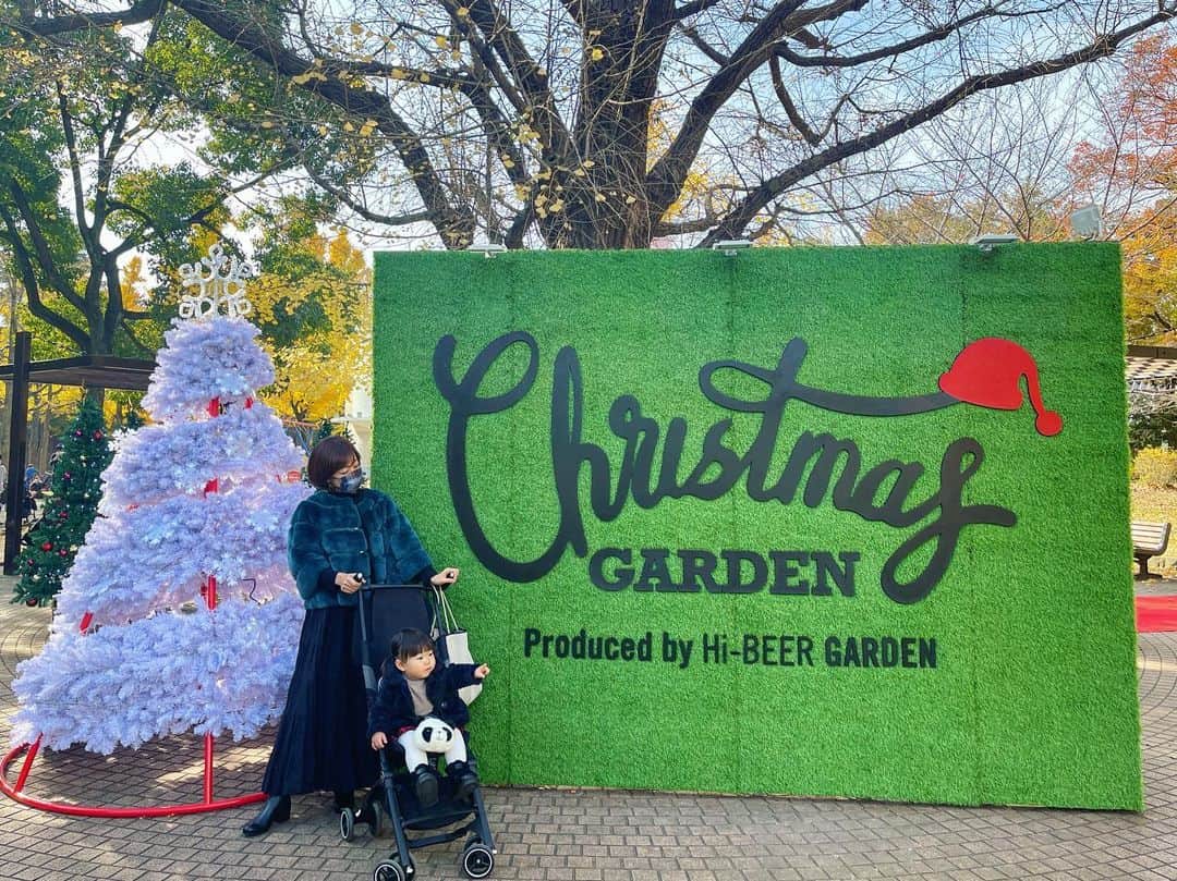 DJ YURiAのインスタグラム：「🎄🎄🎄  芝公園のクリスマスマーケット﻿ 行ってみました🤶🏻﻿🎅🏻 ﻿ 例年より空いていたし、少しでも﻿ クリスマスな気分が味わえたので﻿ 良かったです🥰﻿ ﻿ 娘初のレッドカーペット😆﻿ ﻿ ﻿ ドイツのクリスマスマーケットなので﻿ ソーセージが多めです🍺﻿ ﻿ 食べログの評価が高いお店も出店され﻿ ていて、クリスマスっぽさゼロですが もつ焼き三六さんのホルモン焼きそばが 家族全員好きでした😆❤️﻿ ﻿ ﻿  隣りに公園の遊具もあるので子連れに ありがたかったです☺️  ご飯 ↓ 運動 ↓ お昼寝 ↓ ゆっくり🍺or☕️  が最近の理想の流れです笑 ﻿ ﻿  ﻿ #christmas﻿ #mylittlegirl﻿ #19monthsold﻿ #生後19ヶ月﻿ #1歳7ヶ月﻿ #べいびーすぅ﻿ #こどものいる生活﻿ #子連れ﻿ #クリスマスマーケット﻿ ﻿」