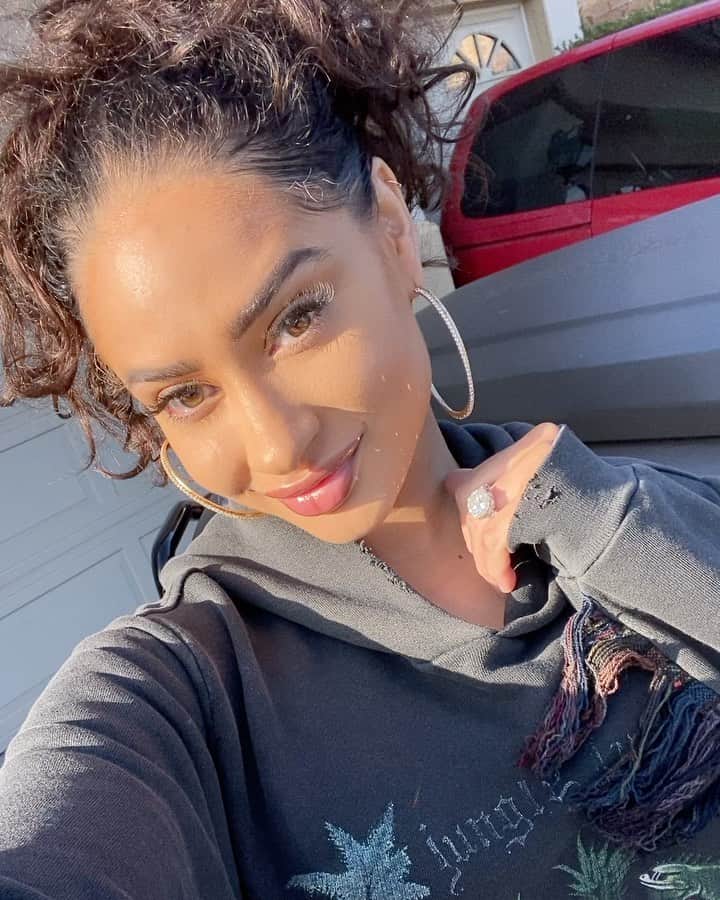 Tori Hughesのインスタグラム：「As a young new mom, I understand it can be difficult getting through the holidays especially during a time like this. That’s why I want to make the holidays a little easier for 5 lucky new mommys with my #MommyBrixxGiveaway. I’m partnering up with some amazing brands to put together 5 gift boxes specially curated my me, for the new year!  Here’s how to enter  •RECORD A 30-60 SECOND VIDEO TALKING ABOUT YOUR CURRENT STRUGGLES AS NEW MOM •POST YOUR VIDEO ON YOUR INSTAGRAM PAGE, FOLLOW & TAG @TORIBRIXX, @ARTISTRYWORLD, @DRHOLLYCARTER & #MOMMYBRIXXGIVEAWAY IN THE CAPTION •YOUR ACCOUNT MUST BE PUBLIC •YOU MUST HAVE A MAILING ADDRESS IN THE UNITED STATES  My team and I will be viewing each and every video and I will hand select 5 lucky moms to receive a box. The deadline to enter is Sunday, December 27th at 11:59pm PST.  All winners will be announced on January 4th! Good luck to everyone entering, and Happy Holidays from my family to yours.」
