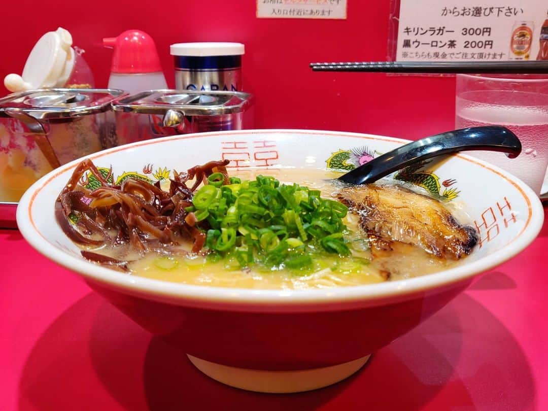 つけMen野郎のインスタグラム：「豚骨らーめん 釜炊き豚骨らーめん マルハ軒 呑んで食って笑って泣いた〆は豚骨らーめん。唇がペタつく濃度。濃厚で自分は好きだなぁ。というか呑み過ぎ注意報で酔っ払っていたので、あくまでそんな記憶だったような気がする。」