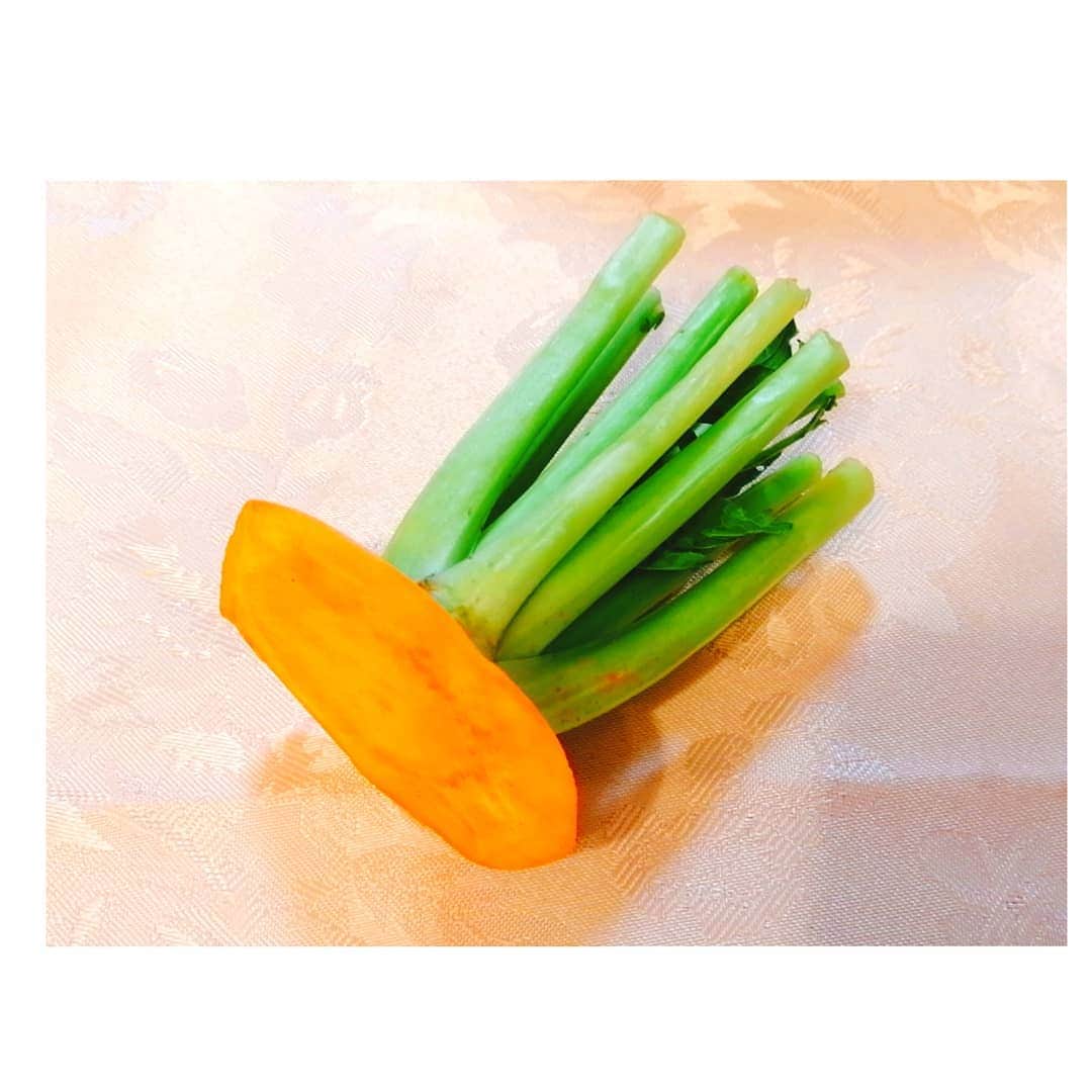 村山絢香さんのインスタグラム写真 - (村山絢香Instagram)「✼ ✼ ✻ 我が家の食いしん坊ひめは本当に何でも食べるのですが…『カブ』が大嫌い✨🥺💦 どんなに工夫しても食べられなかったのに…👨‍🍳 最近食べられるように✨🥰💕 ✼ しらたきと一緒にお料理に入れてみたら、 なぜか『美味しい〜』と言ってあっさり全部食べてくれました🥺💖（笑） ✼ 一緒にお料理もよくお手伝いしてくれます☺️💖👧 お野菜を洗ったり一緒に包丁を握ってみたり、卵も一人で割ってくれます✨🐣💕 ✼ 白菜も苦手なのに自分で洗った日はよく食べてくれるから嬉しい😘💓 ✼ カブの茎と絵の具をそばへ置いておくと…♡ 一人で永遠にスタンプを押していてくれる可愛い娘です🥰💓笑 ✼ ✻ ・ ・ #日々愛しい☺️❤️👶 #2歳 ✨💕 #パパっこ ♡  #パパじゃないと嫌な娘 🥺💕 #リトルママ ☺️💕 #お世話大好きっ娘✨🌸 #元気いっぱい娘 💓 #楽しい 1日 #楽しそうな姿がママの幸せ ☺️🌸 #ママも思いきり楽しむ 😊💕 #毎日ママと走り回る  #天真爛漫 #お転婆娘 🐒💓 #ママライフ #enjoy  #気まぐれ日記 ♡ #育児日記  #家族 #Family #育児 #子育て #mama」12月15日 12時52分 - ayaka_murayama
