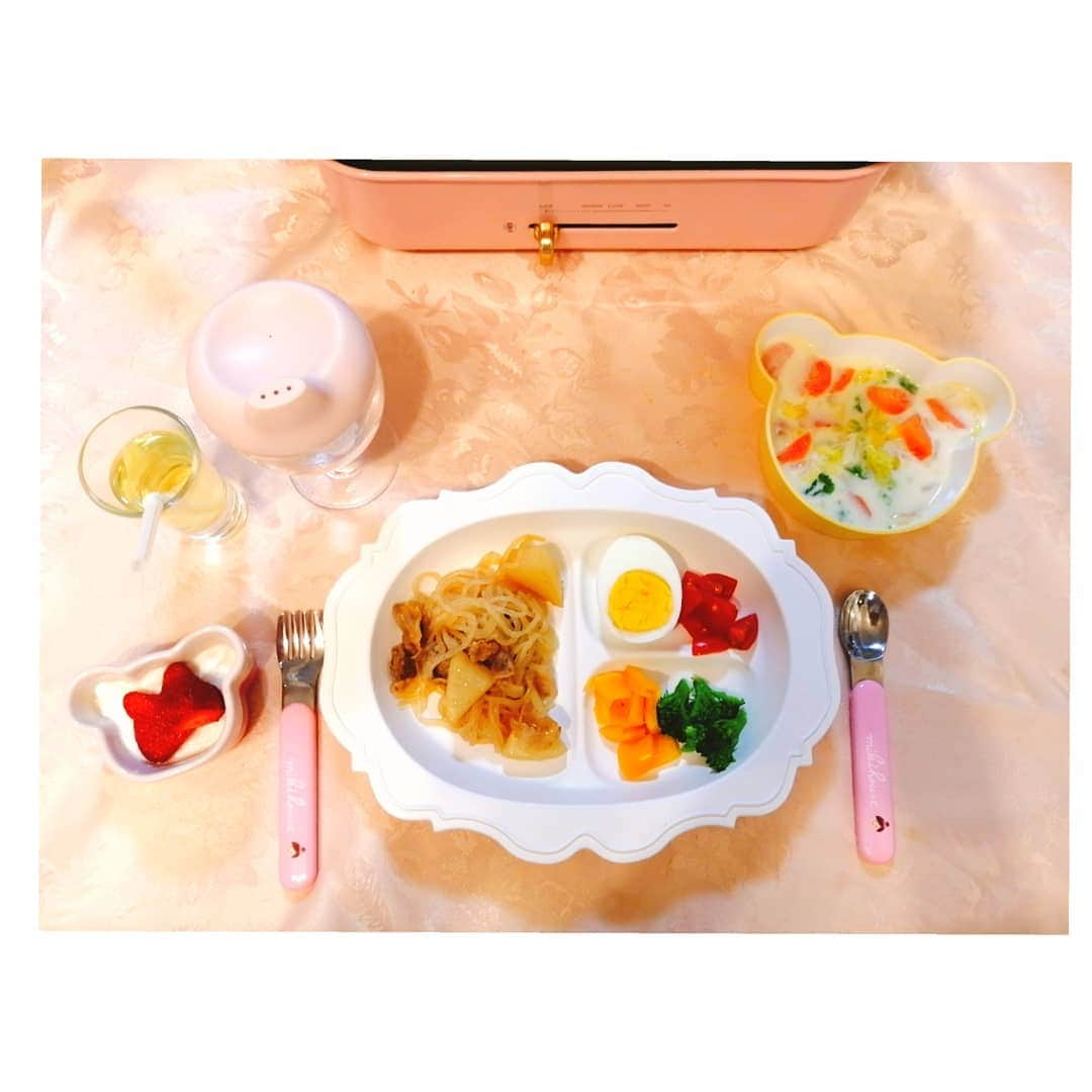 村山絢香さんのインスタグラム写真 - (村山絢香Instagram)「✼ ✼ ✻ 我が家の食いしん坊ひめは本当に何でも食べるのですが…『カブ』が大嫌い✨🥺💦 どんなに工夫しても食べられなかったのに…👨‍🍳 最近食べられるように✨🥰💕 ✼ しらたきと一緒にお料理に入れてみたら、 なぜか『美味しい〜』と言ってあっさり全部食べてくれました🥺💖（笑） ✼ 一緒にお料理もよくお手伝いしてくれます☺️💖👧 お野菜を洗ったり一緒に包丁を握ってみたり、卵も一人で割ってくれます✨🐣💕 ✼ 白菜も苦手なのに自分で洗った日はよく食べてくれるから嬉しい😘💓 ✼ カブの茎と絵の具をそばへ置いておくと…♡ 一人で永遠にスタンプを押していてくれる可愛い娘です🥰💓笑 ✼ ✻ ・ ・ #日々愛しい☺️❤️👶 #2歳 ✨💕 #パパっこ ♡  #パパじゃないと嫌な娘 🥺💕 #リトルママ ☺️💕 #お世話大好きっ娘✨🌸 #元気いっぱい娘 💓 #楽しい 1日 #楽しそうな姿がママの幸せ ☺️🌸 #ママも思いきり楽しむ 😊💕 #毎日ママと走り回る  #天真爛漫 #お転婆娘 🐒💓 #ママライフ #enjoy  #気まぐれ日記 ♡ #育児日記  #家族 #Family #育児 #子育て #mama」12月15日 12時52分 - ayaka_murayama