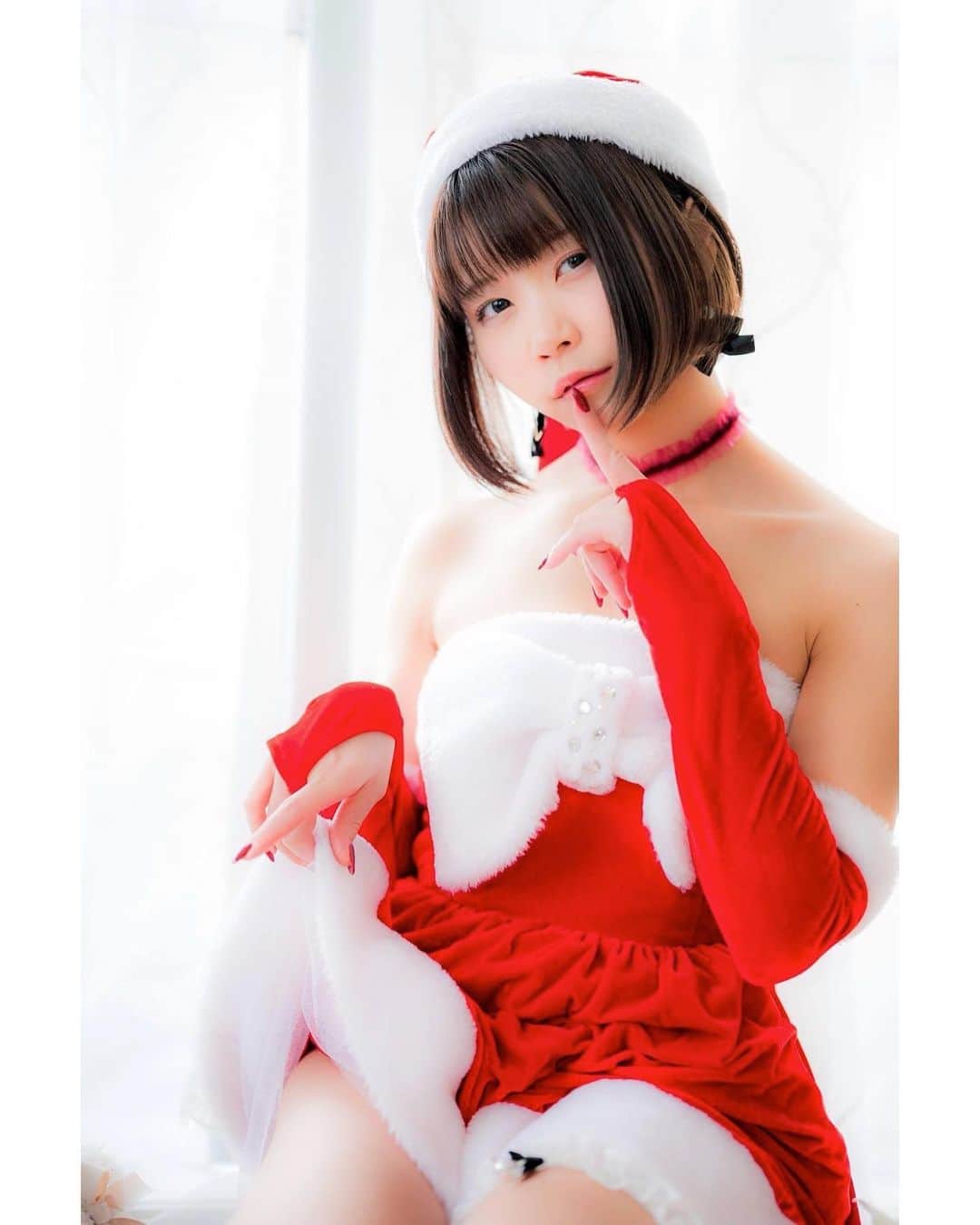 白波瀬ミキティ。のインスタグラム：「❤️🤶 . . . . #グラビアモデル  #グラビアアイドル  #クリスマス #サンタコスプレ #merrychristmas  #コーディネート #tokyo  #streetfashion  #photography  #portraitphotography #streetphotography #edscvr_moodjapantrip #visualsoflife #impressio_shots #good_portraits_worldxploretocrate #shootermag #pursuitofportraits #ootd #dscvr_mood #jp_portrait部 #東京カメラ部 #igersjp #ポートレート #被写体 #お洒落さんと繋がりたい #model #ポートレートモデル #写真好きな人と繋がりたい」