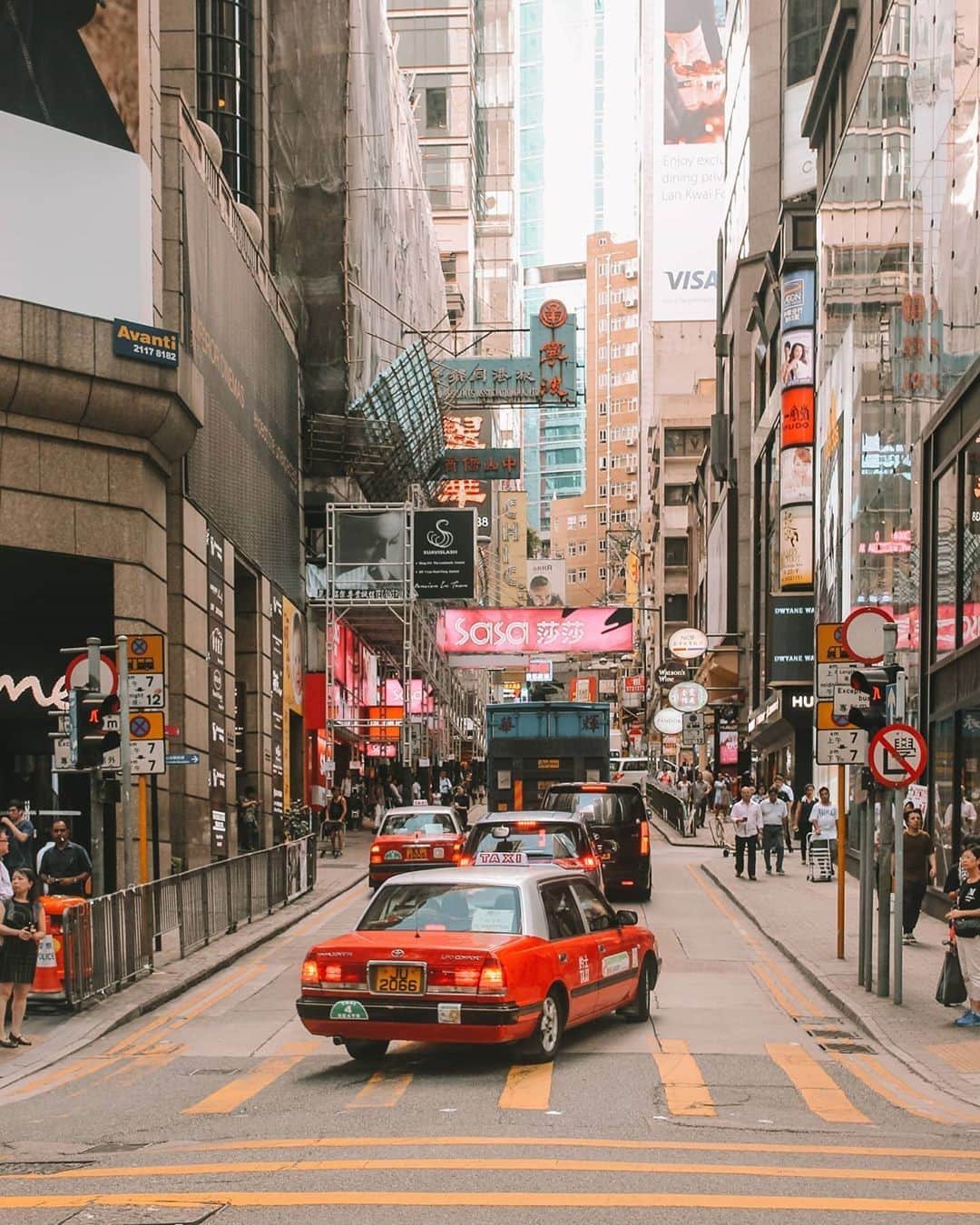 Discover Hong Kongさんのインスタグラム写真 - (Discover Hong KongInstagram)「Do you recognise where this is? 🕵️‍♂️  Hint: a commercial district that is also the heart of Hong Kong’s nightlife scene. 中環車水馬龍，每幅街景都有唔同嘅有趣細節！ 📷: @knottfdg #DiscoverHongKong #repost」12月15日 13時00分 - discoverhongkong