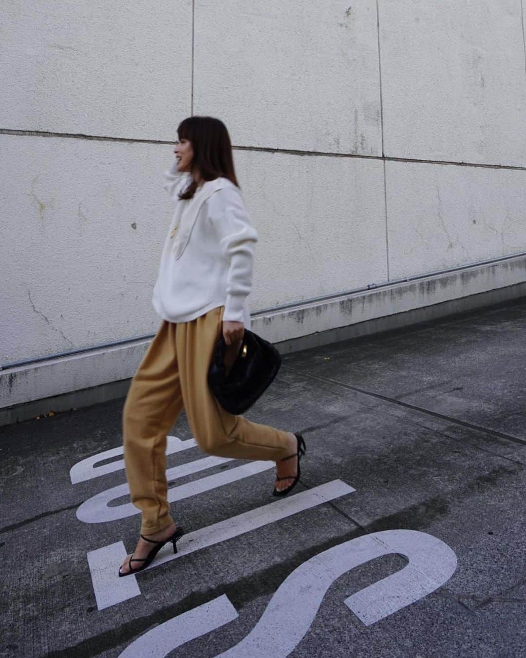 JUNNAのインスタグラム：「【先行受注】 @etretokyo  #2021ETRE_ss   ETRÉ TOKYOで初めて作った スウェットパンツ  ⚪️テーパードスウェットパンツ  タウンスタイリングにはまる様に フロントは綺麗めな仕立てで背面のみゴム仕様です。  ジャージ感無し💪 私は156cmでスウェットはホッコリしがちだから 綺麗めに履ける様にシルエットに拘って作りました！   S.M2サイズ展開  🍌バナナシルエットでスタイリングの主役になるパンツトップスはシンプルにカットソーやジャケットで◎  シューズはサンダルや、パンプスで女っぷり👠◎なスタイリングやブーツ、スニーカーでBOYスタイルも◎です  写真はサンプルMサイズなので 156cmの私には大きめです😅💦  合わせたサーマルトップスは 2021Spring collectionのお洋服。1月発売です。  🌿2021 SPRING COLLECTION PRE ORDER  ⚪️ONLINE STORE 12/10(木)19:00 -12/17(木)12:00PM  ⚪️LUMINE SHINJUKU 12/10(木) -12/16(水)  #etretokyo #春服 #春#春コーデ#カジュアル #156cm#bottegaveneta#YouTube#カジュアルコーデ」