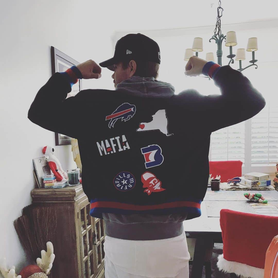 チャド・マイケル・マーレイさんのインスタグラム写真 - (チャド・マイケル・マーレイInstagram)「This is how I rock Victory Monday... How unbelievably freakin rad is this jacket!? It’s a special edition from the @theheyyman Droppin like its hot. Bills Mafia repping. @buffalobills Thank you so much. I’ll be proudly rocking this everywhere. The #BillsMafia is like no other. #gobills🏈」12月15日 13時10分 - chadmichaelmurray