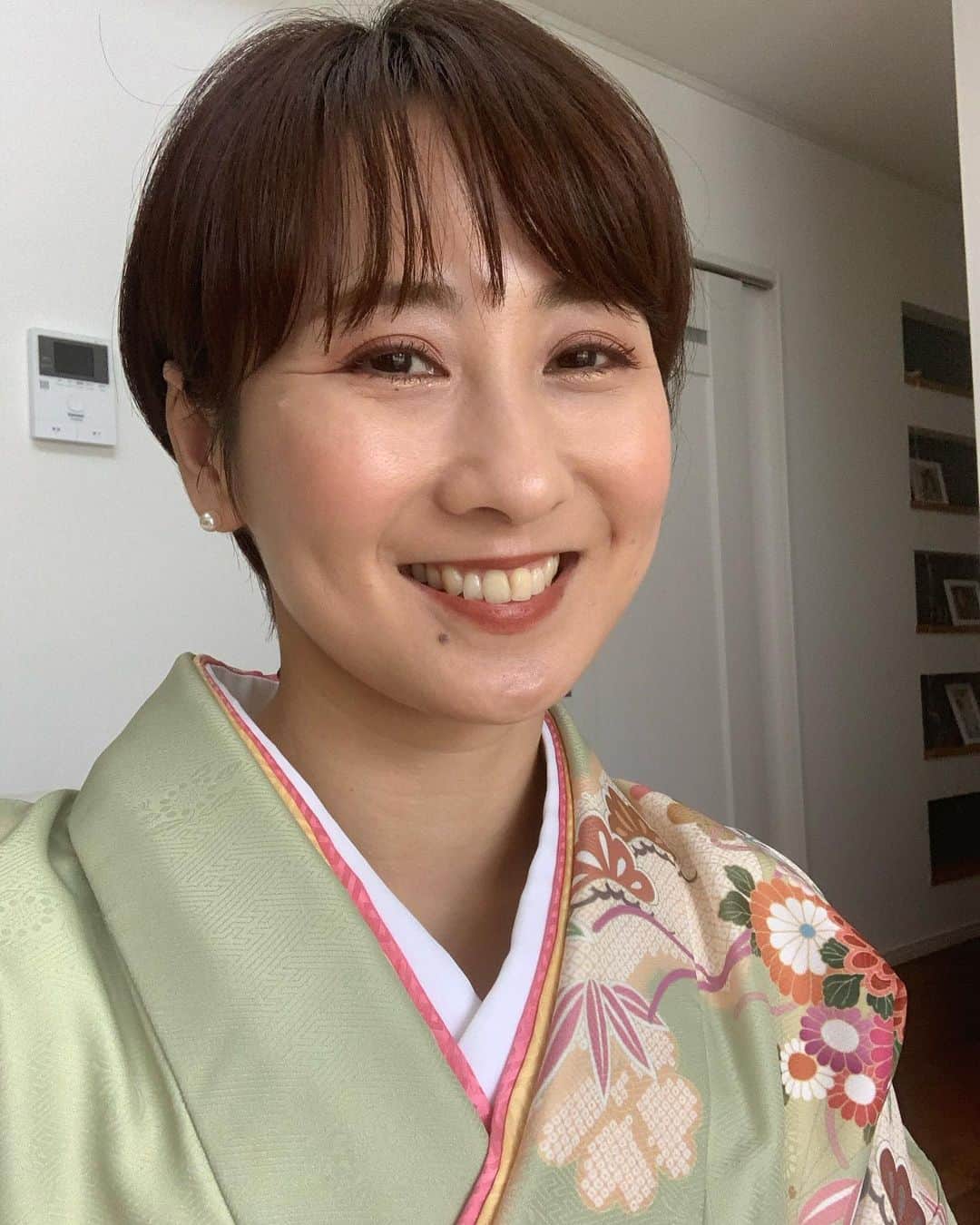 糸数美樹のインスタグラム：「娘のお宮参り行ってきました！ おっそ！笑 でも、やりたかったからいいんだー。 天気もなんとかもってくれてよかった！ そして忙しすぎてケータイで写真ちゃんととってないぴえん🥺  あ、歯固めの情報続々とありがとうございます🙋‍♀️あとでゆっくり見ます🙏🧡」