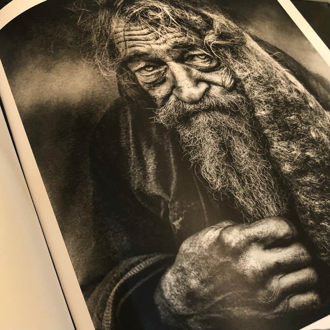 コンラッド・アンカーさんのインスタグラム写真 - (コンラッド・アンカーInstagram)「@lee_jeffries is a photographer. His book “Portraits” is his life work photographing people on the edges of society.  If you are human you have witnessed and, perhaps, experienced illness, poverty, pain, homelessness and hurt. It’s the part of society that those of us swaddled in comfort  can’t ignore away.  When we encounter the homeless we help when we can, offering food or money if needed. That small connection, in the seconds we glance into each other’s souls, opens us up. We wonder. Who is this person? How did they get here?Taking time to treat people with dignity is the very least we can do for each other.  Lee takes the fine art of portraiture to the streets. Gaining trust through his genuine care, he has the ability to capture a moment in time. A fraction of a second and we have empathy for a person we will never know.   “There is hope in something broken because it reminds us how fallible we are, and then we remember that everything resorts to simplicity. Then we feel empathy.  It clamps down on the specific:  Water. Love Touch. Community.” From the foreword by @joshbrolin.  Wander over to Lee’s page, give him a follow and be brave enough to hold a book that helps us understand society and our place in it.  #photography #portraits #leejeffriesportraits   Photos by @lee_jeffries •thank you•」12月15日 13時14分 - conrad_anker