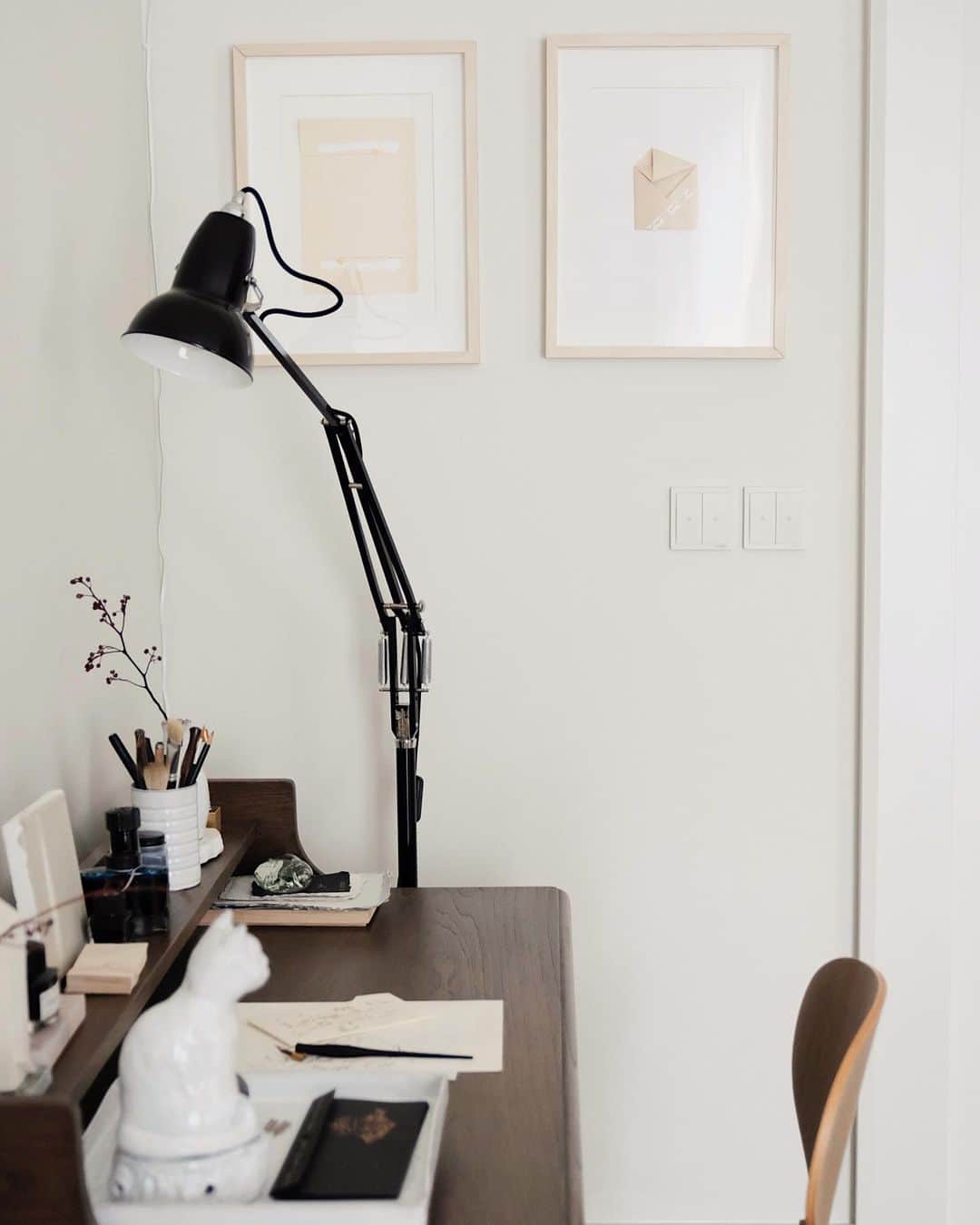 のインスタグラム：「Loving today’s light in the studio  Can’t believe that we only have 16 days left in December 2020! Without realizing time passes by so quickly. Lets make the most out of it! — #trufypi #workingdesk #light #december #interiordesign #calligrapher」