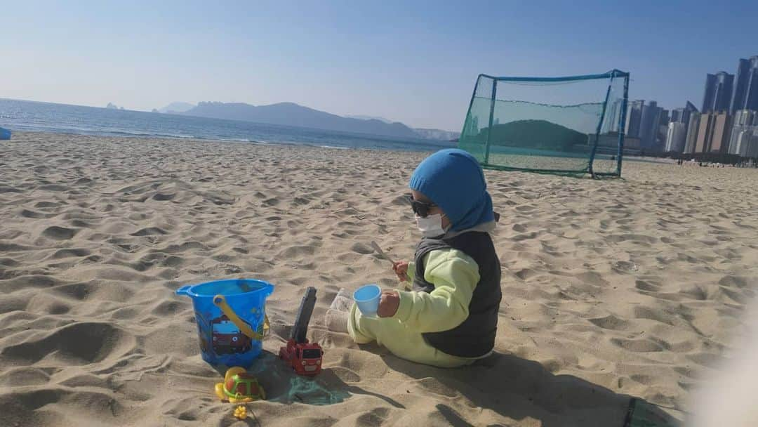 ミン・ヨンウォンのインスタグラム：「주말기록들ㅡ한겨울에도 모래놀이 🌞🌞🌞 . 진짜 너무 답답해서 나왔는데  역시 실망시키지 않고 좋은추억 만들어 주네요 . 나오는데 준비 2시간.. ㅋ . 너랑 데이트는 늘 좋아💙💚🧡 . . . . . #21갤아기 #부산댁 #서울댁 #먹방 #푸드파이터#먹방요정  #사랑해  #육아일기 #신혼일기 #육아맘 #육아소통 #일상 #소통 #맞팔 #데일리 #황금돼지띠아들 #오오티디  #베이비스타그램  #babyboy」