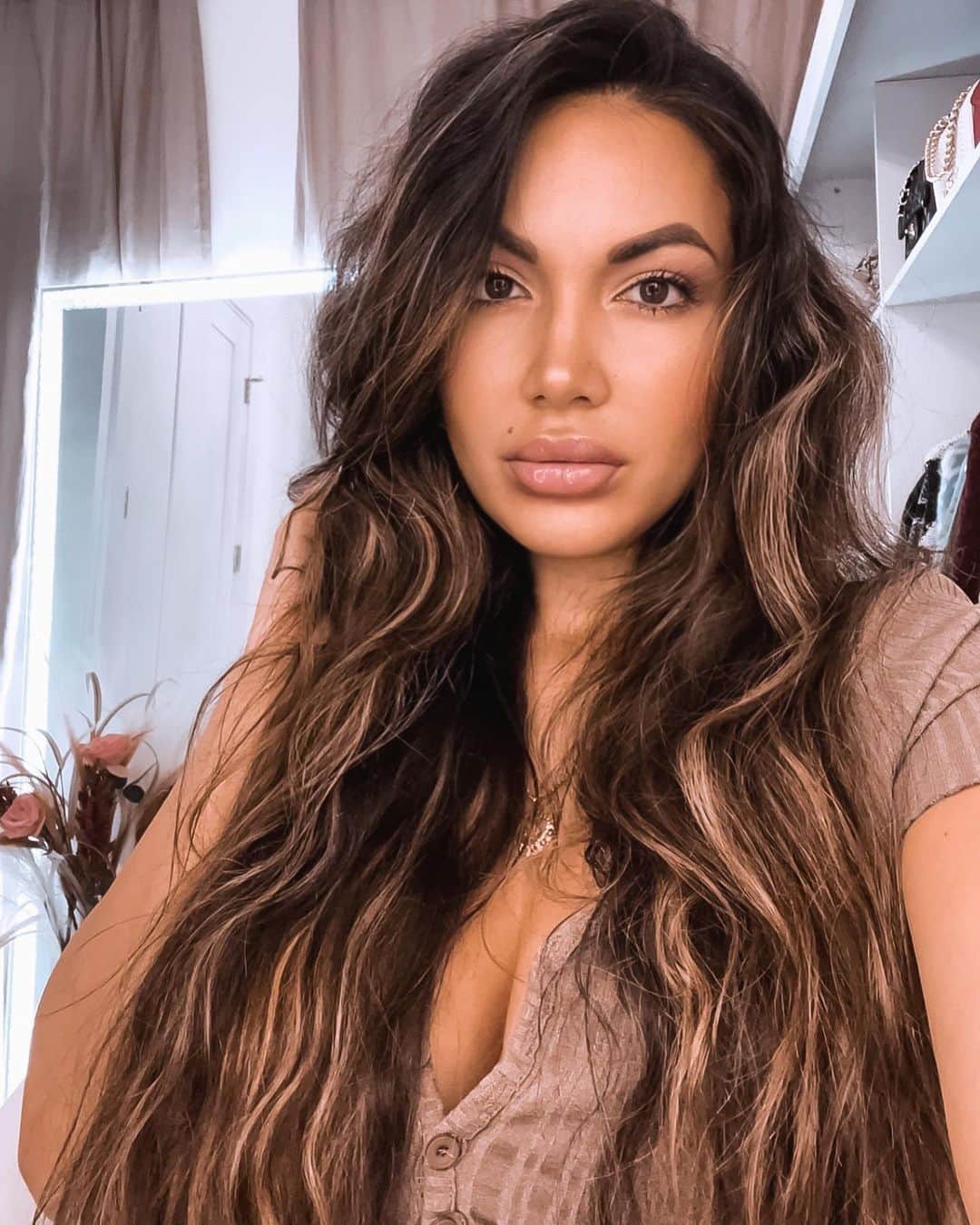 Aylen Aのインスタグラム：「Natural makeup & messy hair kinda night😏 Full face using @mavenbeauty sold exclusively at fashionnova.com Mavenbeautypartner」