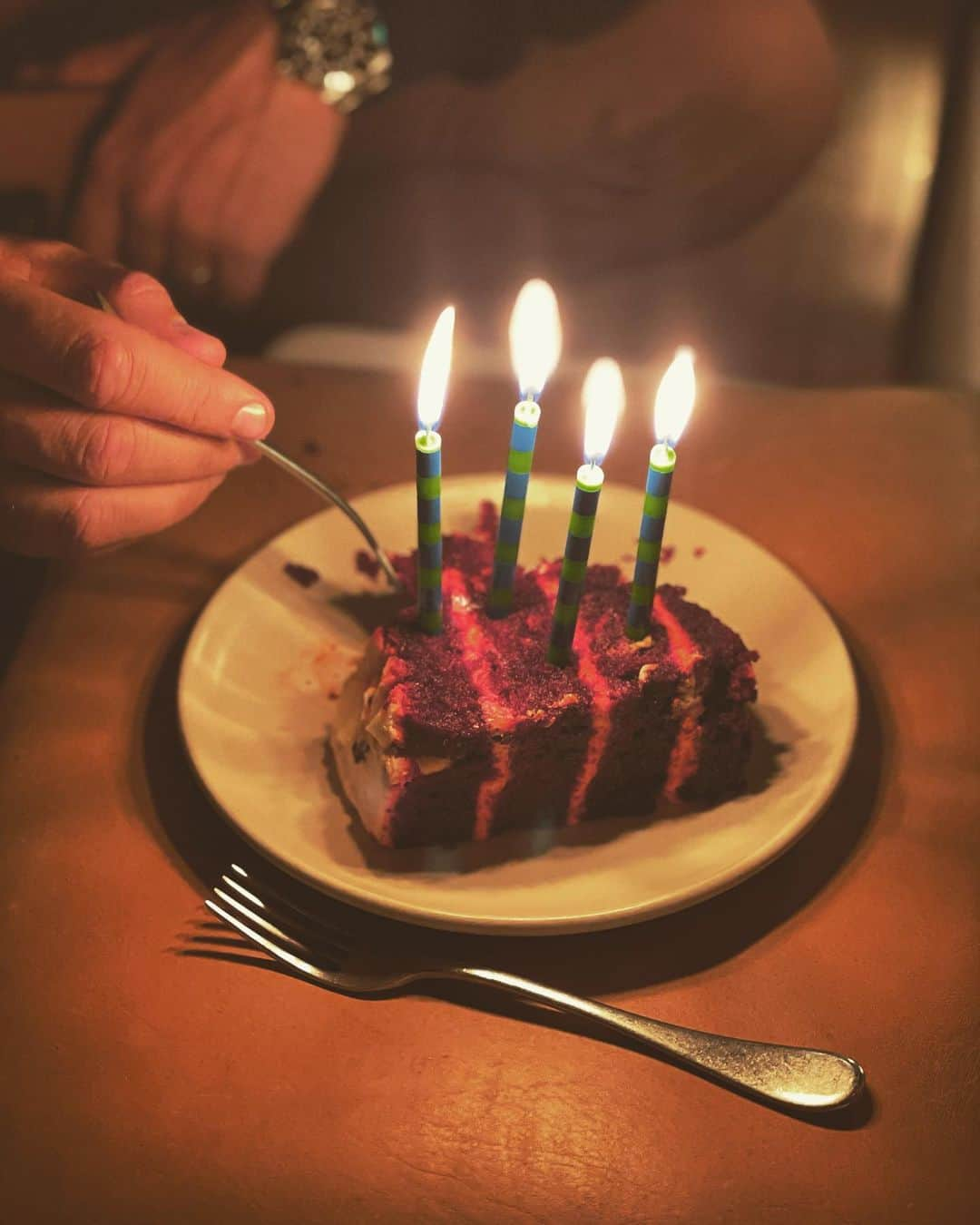 トローヤン・ベリサリオのインスタグラム：「11 Fort Days. 4 years of marriage. Still eating the same cake and somehow it tastes better than ever. #happyfortday @halfadams “We weather together.”」