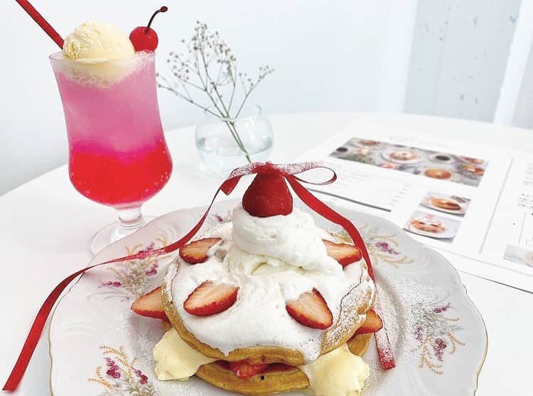 のインスタグラム：「［#cafemiru_京都］﻿ ——————————————————————﻿ 卵×恋愛がテーマの卵料理専門店🍳「君と、しろみ」﻿ ﻿ ほんのり甘いしっとりした生地にカスタードホイップといちごを挟み、上の段には少しさっぱりのフレッシュミルクジェラート☺️💕赤い糸を連想するリボンが可愛らしいですねっ🐰🌷﻿ ﻿ ☑︎ほどけたらまた結べばいい🎀﻿ ※販売状況は事前にお店へご確認ください。﻿ ﻿ 📍君と、しろみ﻿ ⚪︎住所 / 京都府京都市伏見区魚屋町563﻿ ⚪︎営業時間 / 【月〜水・金〜日】10:00〜20:00﻿ ※現在は営業時間が異なる場合がございますので、事前にご確認ください。﻿ ⚪︎定休日 / 木﻿ ⚪︎アクセス / 伏見桃山駅より徒歩2分、桃山御陵前駅より徒歩4分﻿ ﻿ 【#cafemiru_Kyoto】﻿ 📍Kimi to Shiromi﻿ ◎Open Hours / 【MON-WED&FRI-SUN】10:00〜20:00﻿ ◎closest station /「Fushimimomoyama」「Momoyamagoryomae」﻿ ﻿ ☕️ @kimito_shiromi.tamago﻿ 📷 @yossy_13﻿ ———————————————————﻿ Cafemiruでは「#インスタ探検隊」or「#cafemiru」をタグ付けしているカフェ写真から、運営スタッフが厳選してご紹介しています👀🔍」