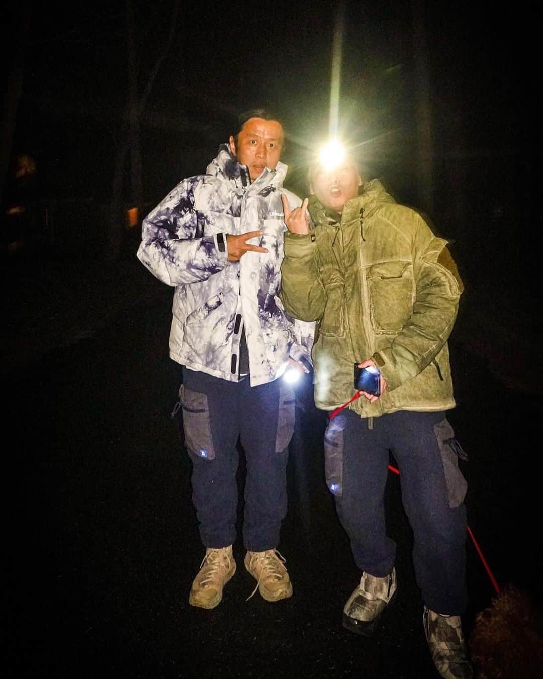 新田桂一のインスタグラム：「Midnight Walk in HAKUBA📸  Liberaiders Army 💥 @keiichinitta  @meiatwork  @chillps_hakuba  #chillps_hakuba  #hakuba #chillout #alps#familytravel #五竜 #ロッジ #ペンション #クラフトビール#craftbeer #天然酵母パン　#自家製パン　#chillps」