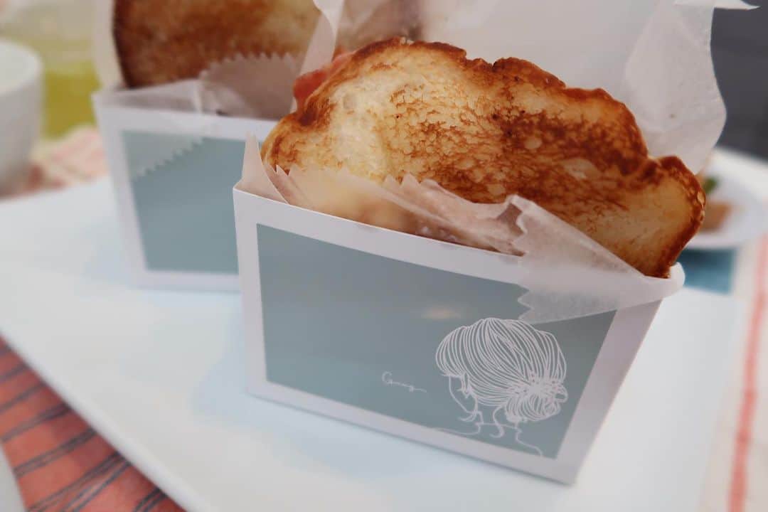 杉岡沙絵子さんのインスタグラム写真 - (杉岡沙絵子Instagram)「オープンしたばかりの トーストカフェGuug.さんへ♡ @guug.01    Guug.と言えばおいしいスコーン！ですが お店で焼かれた高級食パンを 存分に味わえるトーストカフェがopen✨ 　 今日はトーストサンドとシナモンシュガーを♪ パンの香りが最高で食べる前からもうおいしい。 食べてももちろんおいしい。 最高しあわせ！！！！ってなりました♡♡♡ 　 磐田にまた素敵なお店が増えて嬉しいなぁ(*´꒳`*) 　 ・ ・ #磐田カフェ#トーストカフェguug #あなたはもう離乳食食べましたよ#パンらぶ娘#こんなおいしいパン食べたら他の食べなくなりそうで怖い」12月15日 13時29分 - saeko_sugioka