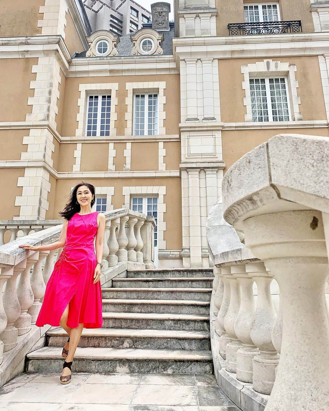 のインスタグラム：「なぜ、年末が近くなると赤い服が着たくなるのかしら？クリスマスだから？  My favorite red dress  #いつコ #いつかの写真   @definebeautyjapan  @definebeauty @ディファインビューティ  #ドレスコード  #クリスマス #アラフィフコーデ #アラフィフ女子 #恵比寿ガーデンプレイス  #今日のコーデ #大人スタイル #スナップミー #上品コーデ #キレイめコーデ #写真整理 #instapicture  #beauty  #beautiful  #fashionblog #fashionblogger #dailylook #tokyolife」