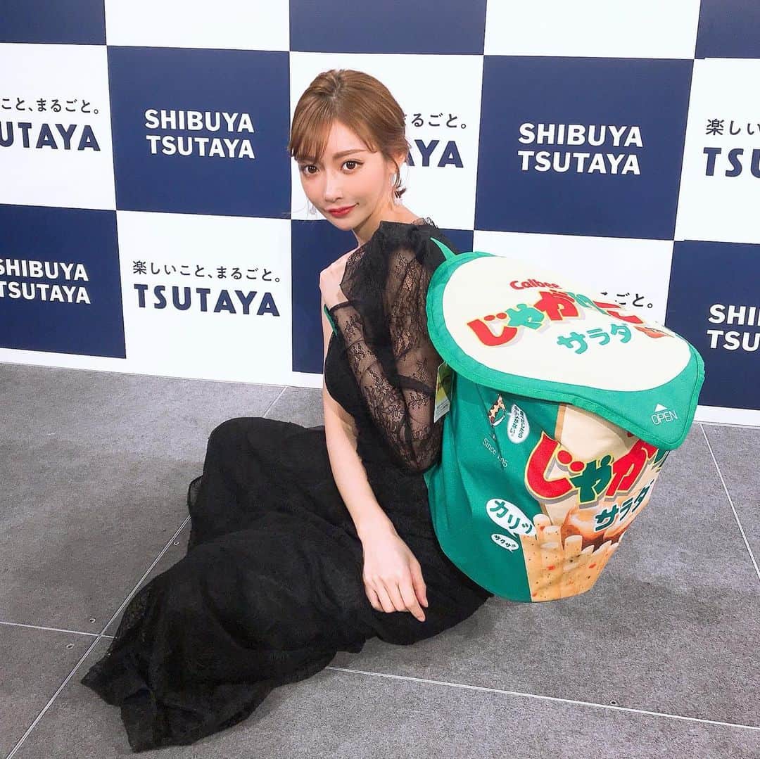 明日花キララのインスタグラム：「. じゃがりこバッグ最強説🍟🦒🥕 #じゃがコーデ」