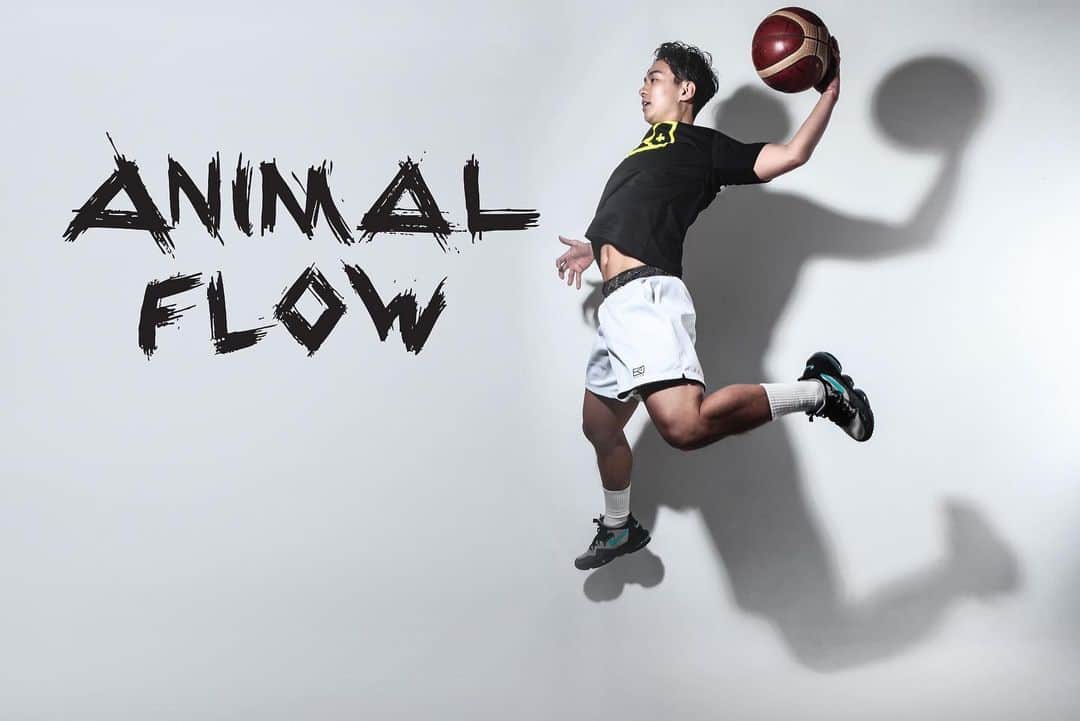 栗原祐太のインスタグラム：「【ANIMAL FLOW　LV1インストラクター】 無事に！？ animal flow LV1の試験に合格し インストラクターになることができました！！  オンラインの方のレッスンはBASEを利用して作ってみましたが グループレッスンであったり コラボしてやっていけたらいいな と思っております！  もちろんご要望がありましたら出張レッスンも可能です！  https://kyus2020.base.shop/  皆様のおかげでこうやって無事にインストラクターになれたことを感謝致します！！  お忙しい中採点をしてくださったことにも本当に本当に感謝しております！  私自身まだまだ練習をしていかなくてはいけませんが 色々なスポーツに繋げられるかなと身を持って体感しておりますので私はmoistretch®で少しアップしてからのanimal flowを展開していこうと思います！！  どんどん進化していきます！！！！！  #バスケ　#バスケット #バスケットボール #栗ニック　#animalflow #アニマルフロー　#トレーニング #筋トレ　#モイスト　#kyus #モイストレッチ #moistretch #バスケスクール」