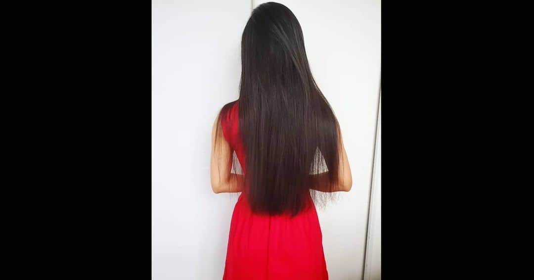 鈴木みほさんのインスタグラム写真 - (鈴木みほInstagram)「During this lock down, as for many of us, my hair got longer and longer but I've been patient not to cut it.  BECAUSE when I have good enough length, I can donate my hair. According to @chailifelinecanada, you can donate your hair for children and young people who are fighting for cancer, my hair will be turned into wigs and hairpieces custom designed for each patient.  The side effects of chemotherapy is already a lot but losing hair in addition is devastating.  I wasn't sure if I can donate from home in these times, but YES, if you follow the instructions they will take it.  You need to especially make sure of the correct length. Some places are accepting a  minimum of 10 inches and other places are accepting a minimum of 12 inches etc. Also make sure you make your hair into ponytails or braids.  I made it into 2 braids and chopped them off after securely tying both sides.  One of my relatives just started his chemotherapy... Praying for his recovery.🙏❤️  ロックダウンの中、家からでもガンの治療をする子供や若者に髪を寄付できることを知ってしばらく伸ばしてから切りました。 ガンの治療だけでも過酷なのに、髪の毛が抜けてしまうのはさらに辛い。 私が髪を送るチャイライフラインカナダでは、寄付された髪から、患者さんそれぞれにあったカツラを作ってくれるそう💓 受け入れ先によって長さの指定があるけれど、ここは最低10インチと言うことで念の為11インチ（約28センチ）に切りました。けっこうな長さなので、肩より下に髪を保ちたかった私は伸びるまでけっこう待ちました😉 家でみつ編みをつくってハサミでバサッとやりました😁 . .  .  #hairdonationawareness #hairdonation #hairdonationforcancer #hairdonations #hairdonationforcancerpatients #hairdonationottawa #ヘアドネーション #ヘアドネーションを広めたい」12月15日 14時00分 - mihyonvision