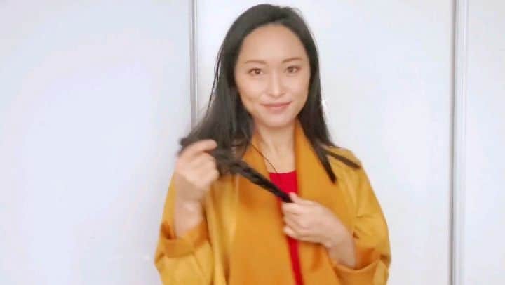鈴木みほのインスタグラム：「During this lock down, as for many of us, my hair got longer and longer but I've been patient not to cut it.  BECAUSE when I have good enough length, I can donate my hair. According to @chailifelinecanada, you can donate your hair for children and young people who are fighting for cancer, my hair will be turned into wigs and hairpieces custom designed for each patient.  The side effects of chemotherapy is already a lot but losing hair in addition is devastating.  I wasn't sure if I can donate from home in these times, but YES, if you follow the instructions they will take it.  You need to especially make sure of the correct length. Some places are accepting a  minimum of 10 inches and other places are accepting a minimum of 12 inches etc. Also make sure you make your hair into ponytails or braids.  I made it into 2 braids and chopped them off after securely tying both sides.  One of my relatives just started his chemotherapy... Praying for his recovery.🙏❤️  ロックダウンの中、家からでもガンの治療をする子供や若者に髪を寄付できることを知ってしばらく伸ばしてから切りました。 ガンの治療だけでも過酷なのに、髪の毛が抜けてしまうのはさらに辛い。 私が髪を送るチャイライフラインカナダでは、寄付された髪から、患者さんそれぞれにあったカツラを作ってくれるそう💓 受け入れ先によって長さの指定があるけれど、ここは最低10インチと言うことで念の為11インチ（約28センチ）に切りました。けっこうな長さなので、肩より下に髪を保ちたかった私は伸びるまでけっこう待ちました😉 家でみつ編みをつくってハサミでバサッとやりました😁 . .  .  #hairdonationawareness #hairdonation #hairdonationforcancer #hairdonations #hairdonationforcancerpatients #hairdonationottawa #ヘアドネーション #ヘアドネーションを広めたい」