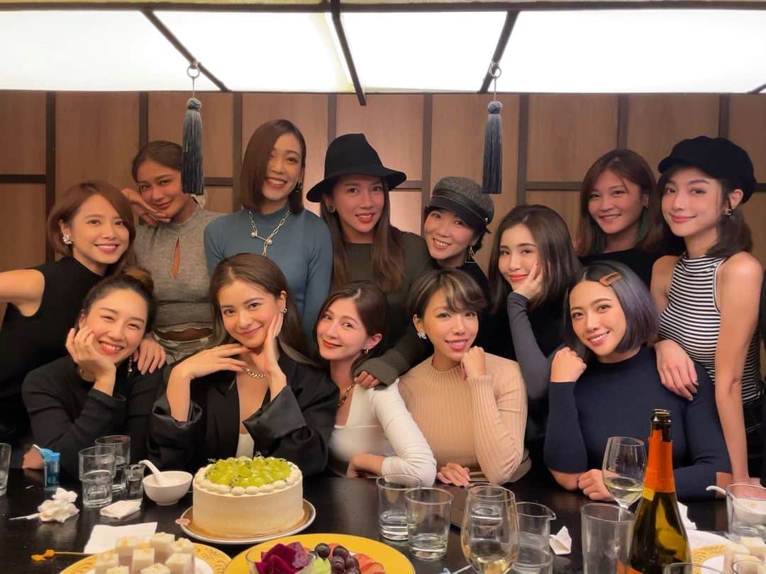 Miaのインスタグラム：「祝福女神媽咪@Lyla生日快樂🎂❤️& loved 實體店面正式開幕🔥 今年拎拎聖誕節交換禮物拿到籤王壽星的禮物～ 我只能說：好吧～還好你是壽星😏 本人剛好下午買了六盒彩色的大人口罩及小孩三盒然後很開心的又收到三盒黃色的口罩兒🥸 嗯嗯嗯⋯ 明年讓我們看下去🤪 @______loved______ #拎拎交換禮物聖誕夜 #三盒口罩得主」