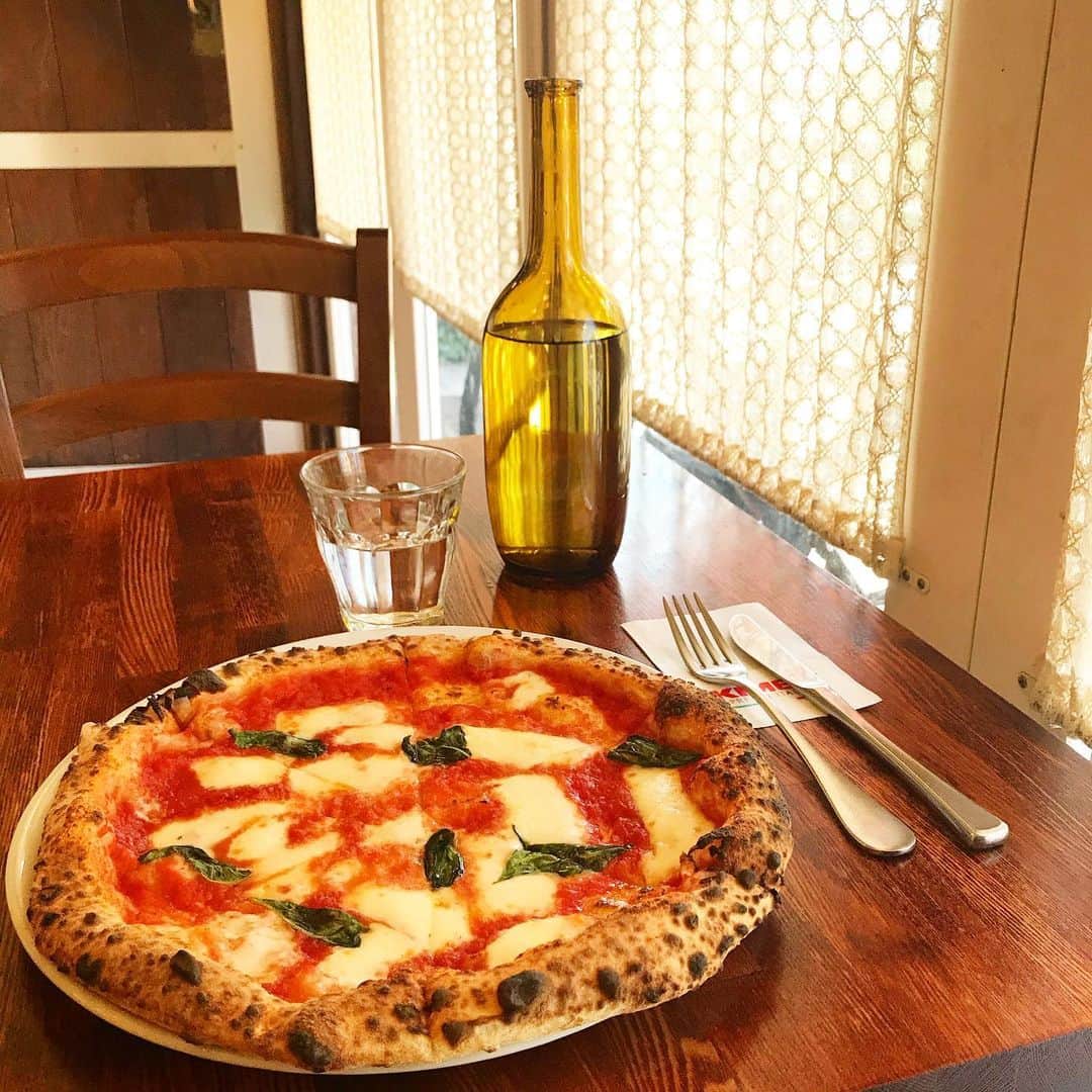 畑中葉子さんのインスタグラム写真 - (畑中葉子Instagram)「マルゲリータランチ😋🍕💕 トラットリアピッツェリアアミーチ・五本木 ・ 「こんな良い天気に家の中にはいられない」とボディクリームを買いに行くついでにウォーキングという名の散歩。 歩いている途中でお腹が空いたので初めて入るイタリアンのお店でピザ。 マルゲリータとポテトサラダも抜群な美味しさ。 店内が静かでゆったりしていて癒された。 ウォーキングという名の散歩は、だいたい5kmから10kmくらい歩くよ。 ・ #マルゲリータ #トラットリアピッツェリアアミーチ #ピザ #五本木 #yhyum」12月15日 14時00分 - hatanaka_yoko