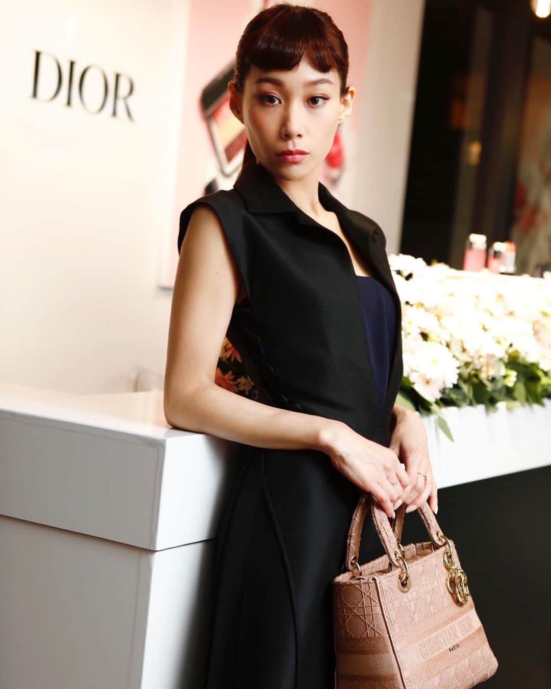 のインスタグラム：「Diorの新作コスメ「スプリングコレクション2021」を使ってメイクをしてみました💄 サクラという名前のついたリップにピンクのアイシャドウで春を感じるメイク🌸🌸🌸 @diormakeup @dior #トリオブリックパレット #ディオールスティックグロウ」