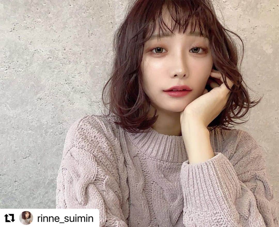 のインスタグラム：「@rinne_suimin  ・・・ 髪色可愛くて毎日楽しいし行くとこ行くとこで褒められて嬉しい🐇♡ . 堀田さん（ @hotta_hair ）にカットカラーしてもらいました🥀 いつもメンテナンスして頂きありがとうございます！ . . そしてデータがばっちばちに可愛くてお気に入り🐰♡ . . . #サロンモデル #名古屋サロモ  #名古屋美容室 #サロモ  #撮影依頼募集中 #透明感カラー #サロンモデル名古屋 #栄美容室 #矢場町美容室 #名古屋カメラ部  #シアカラー #赤髪」
