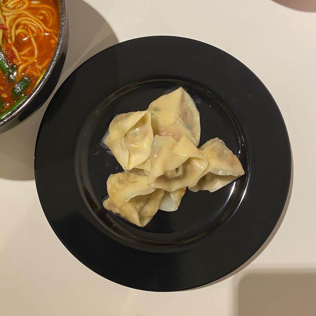 保坂美亜のインスタグラム：「水餃子とお土産にした味仙の台湾ラーメンです🍜」