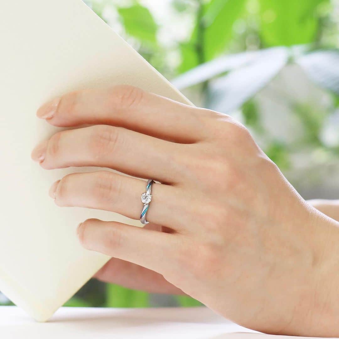 SORA ≪SORA表参道の公式アカウント≫のインスタグラム：「. 婚約指輪を着けているときの喜びや 大切な人を想う時間はより特別に感じませんか？  ハワイ語で「星」の意味が込められた 「HOKU-ホークー-」  航海の目印となる星がふたりの希望の道標となり これから共に進む未来へと誘います。  金属アレルギーが起こりにくいジルコニウム製なので 誰もが安心して身に着けることができるのも 嬉しいポイントです。 . . . ぜひ『#結婚指輪sora 』のハッシュタグで SORAの写真を投稿してくださいね！ こちらのアカウントでリグラムさせていただきます♪ . #結婚指輪 #婚約指輪 #表参道 #オーダーメイド #オーダーメイドリング #オーダーメイドジュエリー　 #金属アレルギー #金属アレルギー対応  #レアメタル #鍛造 #結婚指輪探し  #マリッジリング #エンゲージリング #ブライダル #ウェディング #プレ花嫁 #bridal #wedding #jewelry #japaneseart #madeinjapan #2021春婚 #2021夏婚  #2021wedding #結婚指輪オーダー #サプライズプロポーズ #クリスマス # Xmas #クリスマスギフト」