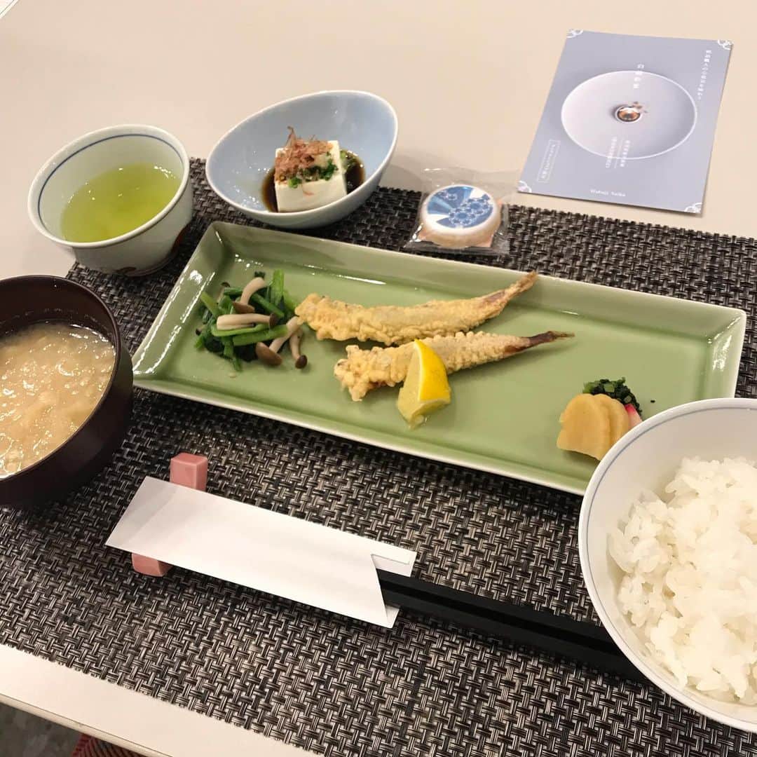 ari ta suのインスタグラム：「雪の汁（つゆ）❄️  先週の土曜日は、 ことし最後の『有田朝飯会』でした。  会場は、 キッチングランマさん。  汁椀は、 有田の職人さんが 夜通し窯でお仕事する際に 身体をあたため、 体力もつくようにと作られていた 有田の郷土料理、雪の汁。  お餅が入った大根のあられ汁でした。  有田らしい朝食で、 心身ともにあたたまりました。  キッチングランマさんは、 30畳用の空気清浄機を 取り入れてくださいまして、 あたたかく皆さんのお話を 聴くことができました。  素晴らしいお料理と 空間をご用意くださり、 ありがとうございます。  12月もあと半分。 寒さを楽しめるよう 食事で養生しないとですね。  #朝飯会  #有田朝飯会 #おいしい朝食  #雪の汁  #有田町  #有田焼  #キッチングランマ #箸置き  #白磁彩菓 #まちづくり  #uターン  #職人がいる風景」