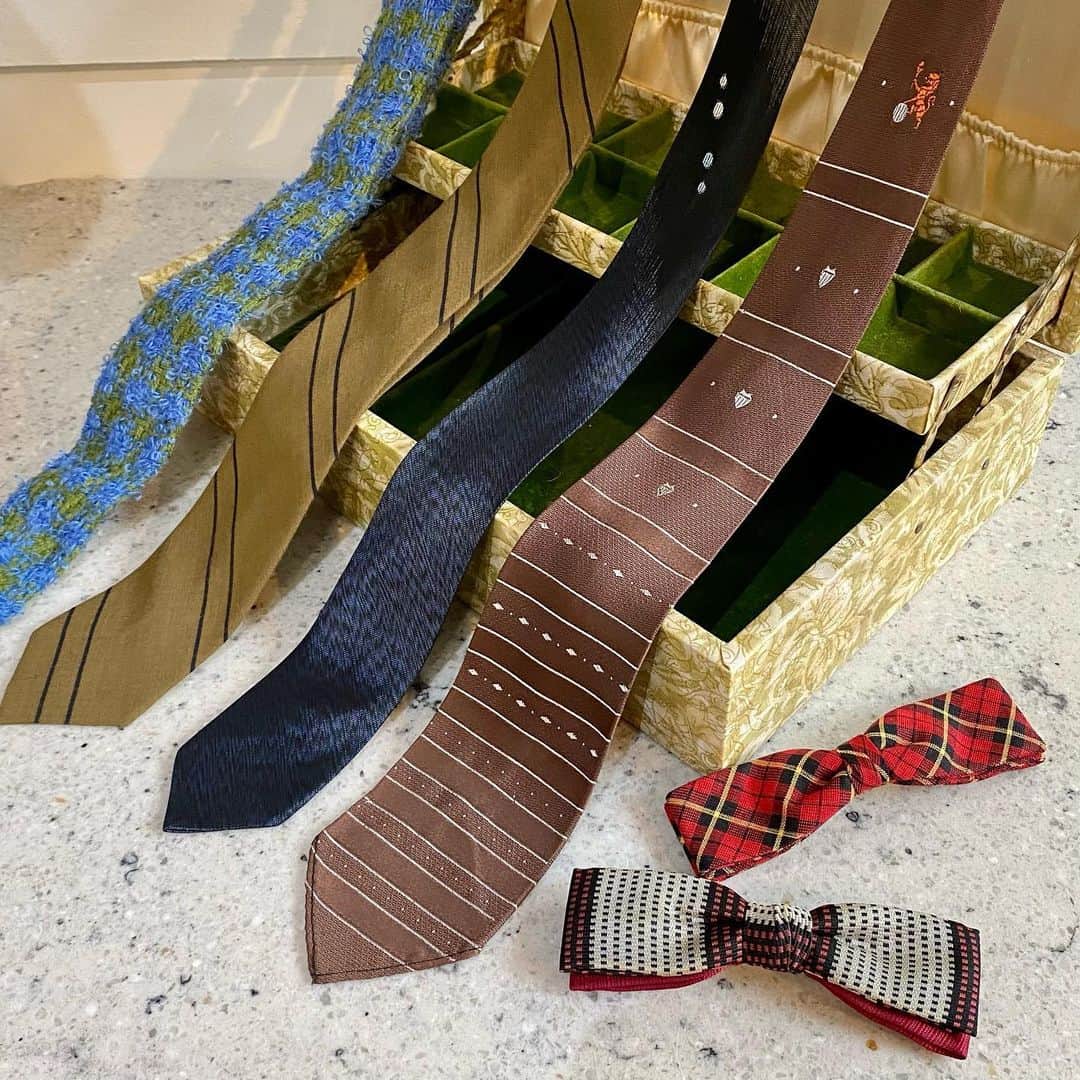 NUTTY Vintage&Collectibleのインスタグラム：「NUTTY 堀江本店 ㅤㅤㅤㅤㅤㅤㅤㅤㅤㅤㅤㅤㅤ 🇺🇸NEW ARRIVAL🇺🇸 in USA ㅤㅤㅤㅤㅤㅤㅤㅤㅤㅤㅤㅤㅤ ☑︎ vtg men's accessory 👨🏻  プラスワンアイテムで、 普段の装いがぐっとお洒落に格上げされる さまざまな形のタイやサスペンダーを入荷いたしました＊ ㅤㅤㅤㅤㅤㅤㅤㅤㅤㅤㅤㅤㅤ デイリーにもお呼ばれにも、 もちろん大事な日の相棒としても。 そして、パートナーのプレゼント選びにも🎁  ㅤㅤㅤㅤㅤㅤㅤㅤㅤㅤㅤㅤㅤ バイヤー選りすぐりの アメリカより買い付けたばかりのNEWアイテムは メンテナンス後、順次お出ししております！  SNS掲載アイテムは通販も可能ですので お気軽にお問い合わせ下さい💌  NUTTYで今冬のお洒落を お楽しみいただけますように…♡  ------------------------------------ 🛍NUTTY通販について🛍 ------------------------------------- ＜ONLINE STORE＞ VINTAGE▶︎http://nutty.theshop.jp/ USED SELECT▶︎https://nuttyselect.official.ec/ （プロフィールページURLよりjump🕊） ㅤㅤㅤㅤㅤㅤㅤㅤㅤㅤㅤㅤㅤ ＜VIDEO CHAT SHOPPING＞ テレビ電話をお繋ぎして、リアルタイムでご案内いたします。詳細は過去の投稿をご覧ください。」