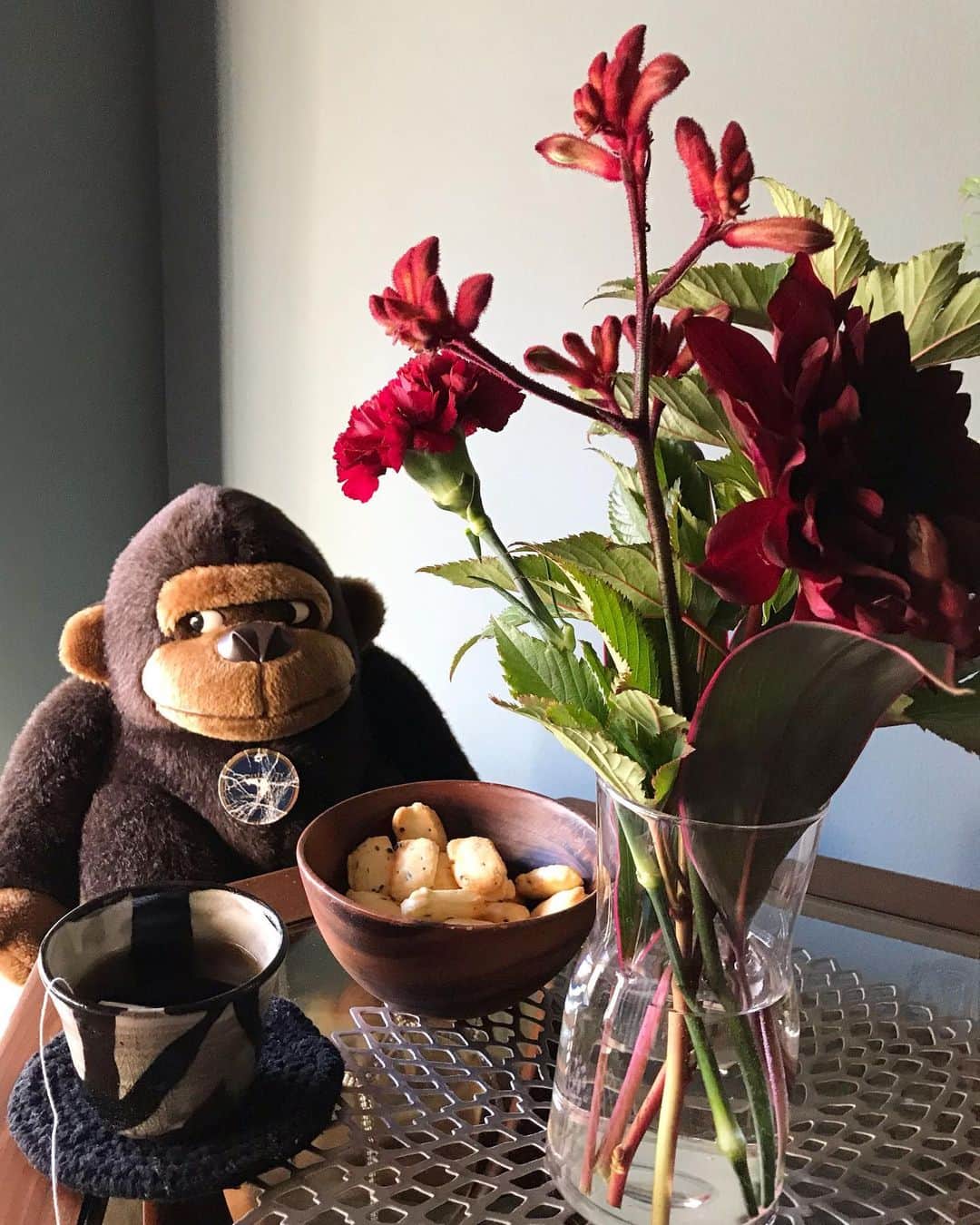アヤメのインスタグラム：「Teatime, he’s fine🍵🌹🎄 #goribothegorilla #seasonalflowers 忙しくも穏やかな日々である☺️ #季節のお花 #昆布おかき」