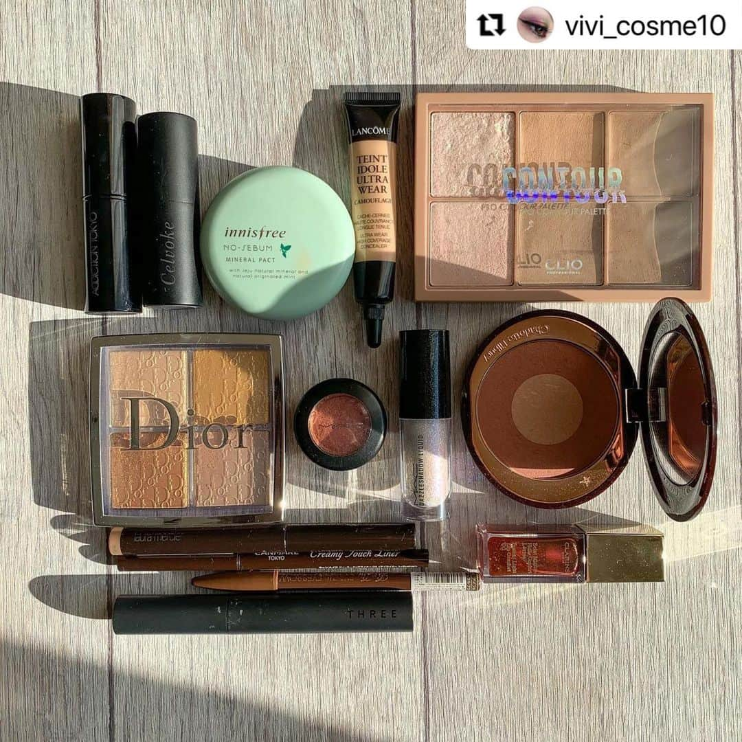 モテビューティー公式さんのインスタグラム写真 - (モテビューティー公式Instagram)「#Repost @vivi_cosme10 with @make_repost ・・・ 🦍﻿ -------------------------﻿  #今日のメイク  Dior×M.A.C﻿ テーマ ホリデーメイク﻿ -------------------------﻿ ﻿ @fairymagicmaiko まいこさんの#みんなでクリスマスメイク2020 参加させてください🙋‍♀️﻿ ﻿ この日はクリスマスらしく、ホリデーコスメを使用﻿ Diorは今年の、リップのクラランスは2018のもの。﻿ いつもの如く暫く眠っていたので、2018リップオイルで大丈夫?!と思われそうですがまだ新品同様です😂﻿ ﻿ クリスマスらしく、涙袋はダイヤモンドクランブルズでキラキラに﻿ 下目尻にワンポイントで赤シャドウを﻿ ﻿ ここ最近、マスク生活でリップグロスやオイルを使う機会が減ったんだけど、やっぱりこのクラランスの香り好き！﻿ 口紅の香りがキツいとなかなか手も伸びないからこういうの大切だよね😅﻿ ﻿ ﻿ ﻿#ホリデーコレクション2020 #ホリデーコレクション #ホリデーメイク #クリスマスメイク #コンフォートリップオイル #ダズルシャドウリキッド #ダズルシャドウ #フェイスグロウパレット #ダイヤモンドクランブルズ #レッツロール #フェイスグロウパレット003  #キャビアスティックアイカラー #カラコン #モテコン  #lulucosオフィシャルメンバー #lulucos」12月15日 14時22分 - motecon_official