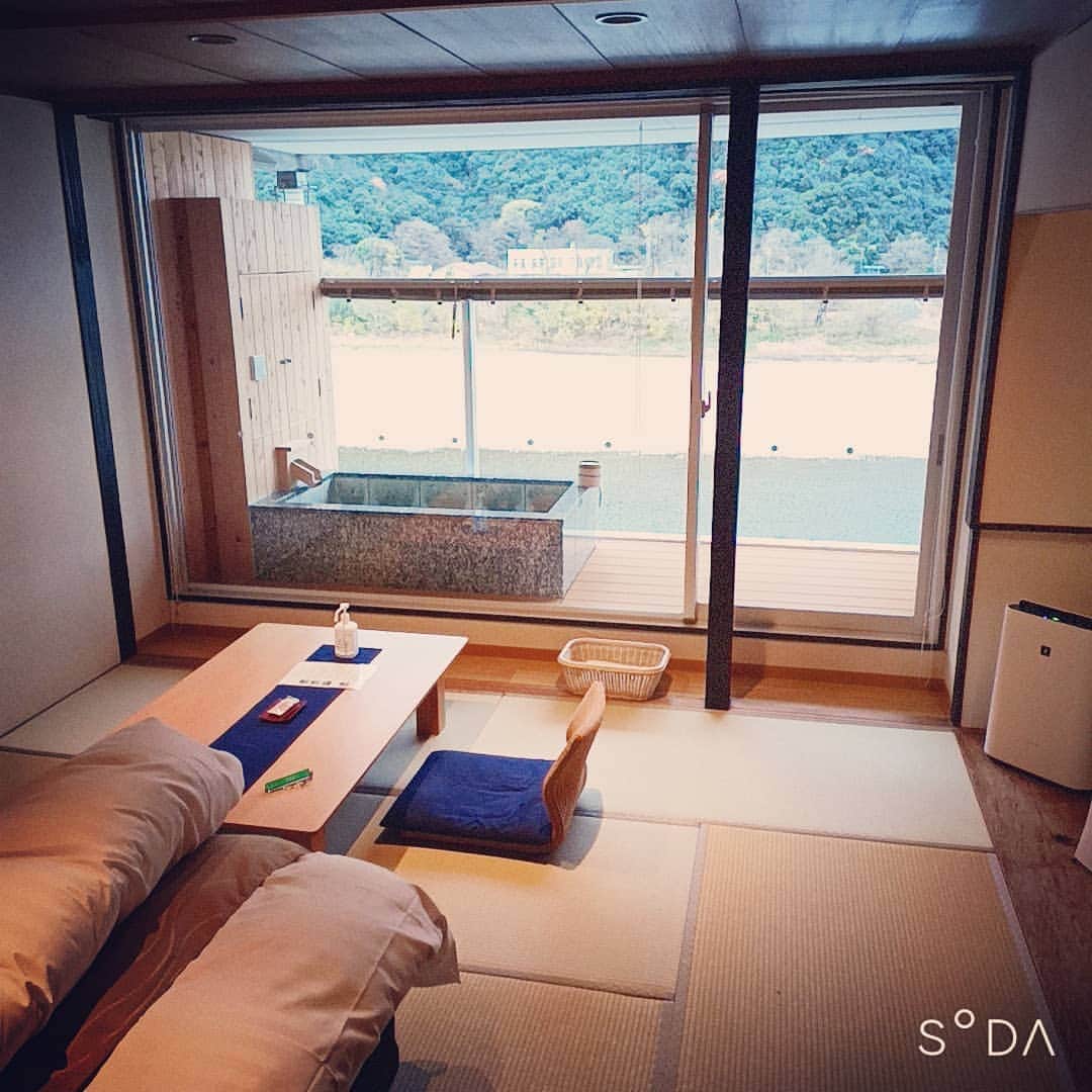 松本隆博のインスタグラム：「。 風呂付部屋にて 過ごします(˙◁˙) …のんびり～  ～人生遊歩道～」