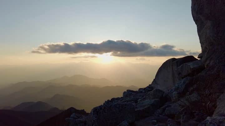 森郁月のインスタグラム：「金峰山山頂からの夕陽🌅﻿ ﻿ ﻿ 金峰山山頂にある﻿ 五丈岩裏手からみた夕景(*´`)﻿ オレンジに輝く太陽に﻿ 影絵のように重なる山々に﻿ 遠くに見える富士山…﻿ 最高に贅沢な時間でした💓﻿ ﻿ 金峰山小屋から﻿ 山頂までは20分ほどなので、﻿ 夕陽や朝日を見にすぐあがれます。﻿ ヘッドライトを忘れずに！﻿ 山に泊まるから味わえる﻿ 絶景でした〜✨﻿ ﻿ 詳しい登山ルート、山小屋情報などは﻿ またブログの方に書きますね。﻿ ﻿ #登山 #トレッキング #アウトドア #奥秩父 #金峰山 #金峰山小屋 #五丈岩 #富士山 #山頂 #絶景 #長野県 #秩父多摩甲斐国立公園 #山 #日本 #夕陽  #絶景」