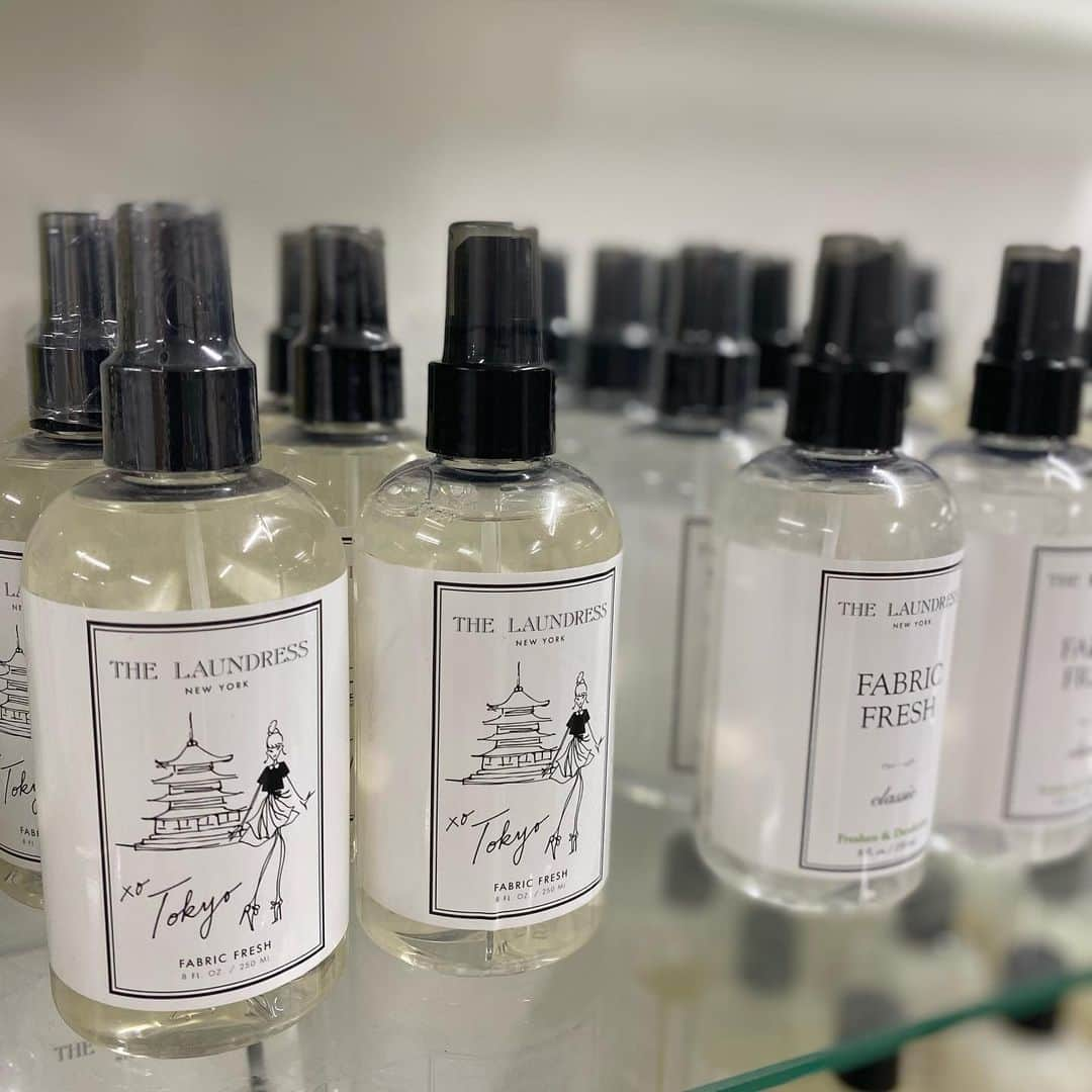 THE LAUNDRESS JPのインスタグラム：「✨FABRIC FRESH TOKYO SCENT🗼. . “TOKYO “の香りはオレンジの花から誕生しました🍊. オレンジツリーの甘く若々しい香りはネロリオイルのエキスに包まれ、さらに新鮮なシトラスとほんの少しのペッパーも加えています。. . パッケージデザインはニューヨークに拠点を置くアーティストであり、The Laundressと親交の深いDaniela Kamiliotisが、日本の伝統的な建築を特徴としたイラストをThe Laundressのイメージキャラクターと一緒に描きました。. . #ランドレス #ファブリックフレッシュ #リネンウォーター #ファブリックスプレー #いい香り #オレンジツリー #東京の香り #東京 #リフレッシュ #香りのある生活 #thelaundressjp #fabricfresh #tokyoscent #tokyo」