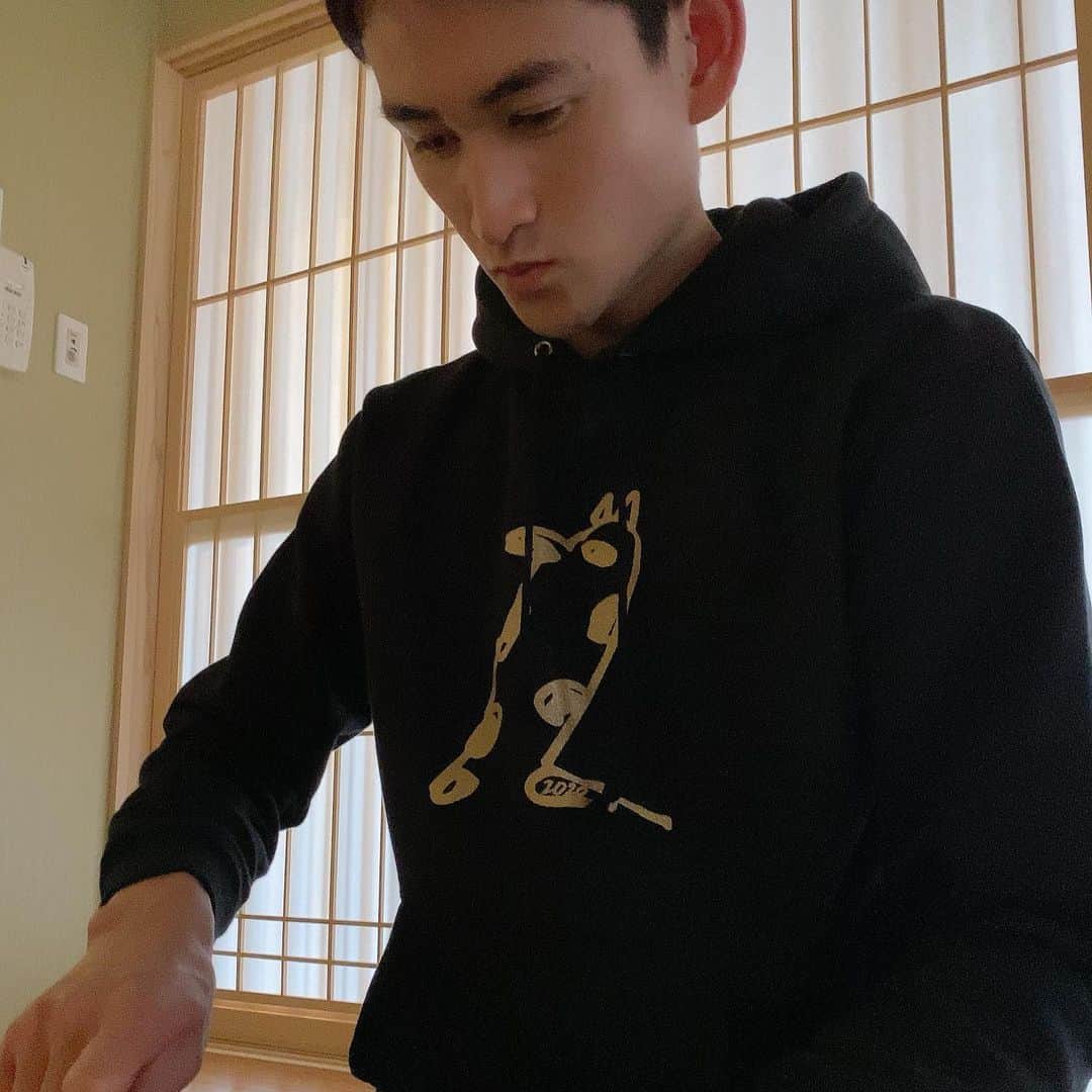 鴨頭嘉人さんのインスタグラム写真 - (鴨頭嘉人Instagram)「東京武士道会のお稽古🔥今日は特別に濃茶。真剣なやり取りですが…２人とも着てる服のロゴがおかしいだろ…」12月15日 14時33分 - kamogashirayoshihito
