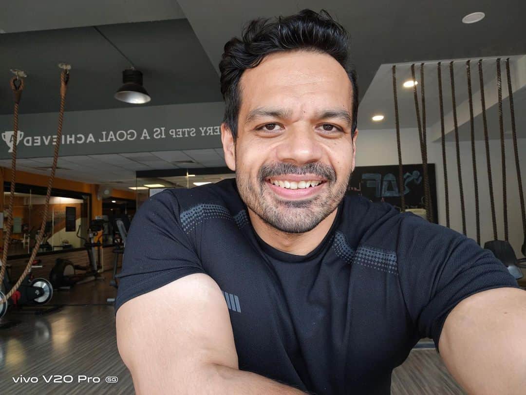 Gaurav Tanejaのインスタグラム：「Matching my power moves 💪🏻 with @beerbiceps and framing wider captures with 44MP Eye Autofocus Dual Selfie and 105° Super-Wide Angle Front Camera of #vivoV20Pro #Slimmest5G by @vivo_india. Swipe to view! #DelightEveryMoment」
