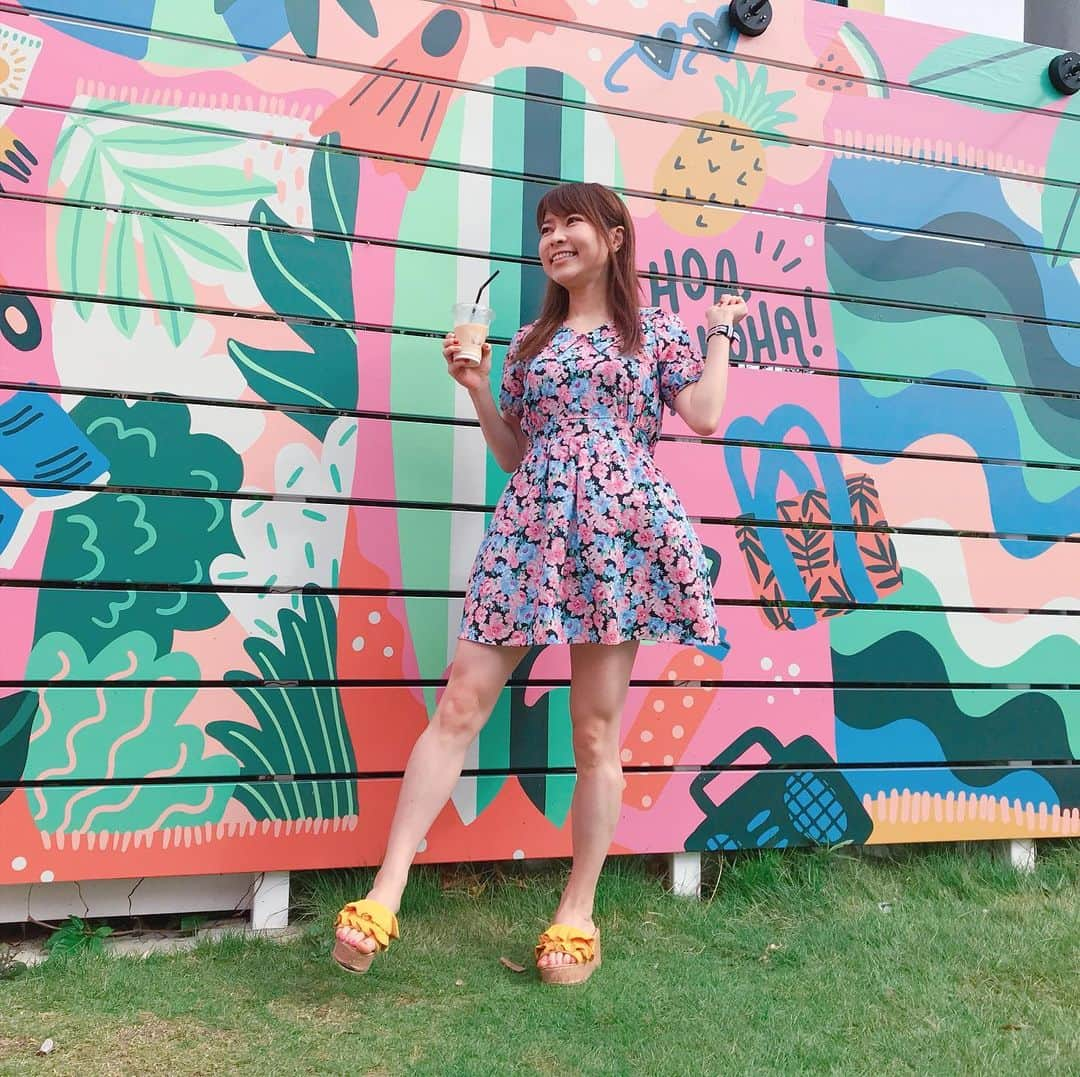 DJ MIYAさんのインスタグラム写真 - (DJ MIYAInstagram)「きゃっほーぉ💗沖縄3日目でぇーす❤️ 恩納村・なかまの『ハレアイナ ホア』☕️に来てるよぉ💗  ここでしか飲めないコーヒー❤️  35Coffe（沖縄のさんごコーヒー）アイスラテ❤️めっちゃ美味しい❤️  お店の壁も外にもphoto spotあるし、映えるカフェ💗☕️(o^^o)  ホテルの朝食食べ過ぎてお腹いっぱいだから食事はしなかったけど  また来たいなっ💗  Haleaina Hoa ハワイアンカフェ☕️ ADDRESS 沖縄県国頭郡恩納村字名嘉真2159-1  #haleainahoa  #沖縄カフェ #ハレアイナホア #沖縄旅行 #沖縄 #沖縄女子旅 #タビジョ #ラグジュアリーホテル #GOTOトラベル #GOTOトラベルキャンペーン #恩納村 #インスタ映えカフェ　#沖縄旅行記 #旅インフルエンサー #旅インスタグラマー #旅ブロガー #インスタグラマー #インフルエンサー #沖縄ホテル  #旅好き女子 #トラベラー #旅スタグラム  #マイトリップmiya #沖縄トリップ #Okinawatravel #沖縄県 #ビーチリゾート」12月15日 15時02分 - dj_miya