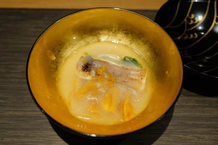福岡グルメ 福岡ランチ「デビログ」さんのインスタグラム写真 - (福岡グルメ 福岡ランチ「デビログ」Instagram)「『えのもと』は高砂にある和食店で、6600円と8800円の2コースがある。 ただ、店主の榎本さんはイタリアンの名店『#サーラカリーナ 』出身でパスタが得意ということもあり、予算や要望に合わせて、イタリアンも含んだコースの組み立てもしてくれるよ🙆‍♂️ 今回はカツオの刺身、カブと甘鯛とウニがたっぷりの椀物、パスタ3種類、白ワインをボトルで飲んで1人7000円くらいやった✌️ パスタは「九条ネギとはまぐりのタリオリーニ」、「渡蟹のトマトパスタ」、「阿蘇の豚肉を使ったアニョロッティ」の3種類やったけど、どれも美味かった😋👌 年末年始は予約があれば営業するらしい。 しかも4名以上で貸し切りもOKとか贅沢やね。 クレジットカードは使用できないのでご注意ください。  #えのもと #福岡市中央区高砂 2-12-8 エステートモア平尾 1F 092-525-3025 18:00～0:00 (23:00 LO) 日曜日営業 不定休 ※クレジットカード不可  #福岡和食 #福岡イタリアン #高砂 #高砂グルメ #高砂和食 #高砂イタリアン #福岡 #福岡県 #福岡市 #福岡グルメ #福岡ランチ #福岡ディナー #福岡ごはん #福岡ご飯 #福岡飯 #福岡食べ歩き #福岡インスタグルメ #食べログ福岡 #福岡旅行 #福岡グルメ旅 #博多 #博多グルメ #博多ランチ #fukuoka #fukuokacity #fukuokagourmet #fukuokapics」12月15日 14時55分 - devi_takahashi