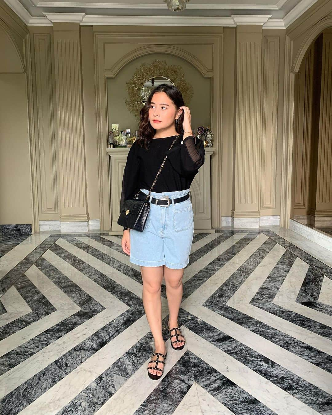 Prilly Latuconsinaさんのインスタグラム写真 - (Prilly LatuconsinaInstagram)「siapa yang sekarang kalau keluar rumah jadi pake sendal terus?」12月15日 14時55分 - prillylatuconsina96