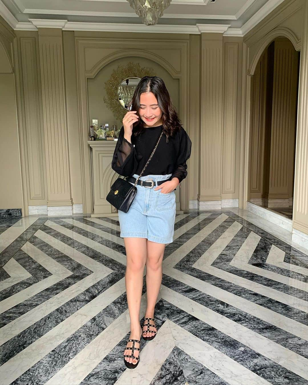 Prilly Latuconsinaさんのインスタグラム写真 - (Prilly LatuconsinaInstagram)「siapa yang sekarang kalau keluar rumah jadi pake sendal terus?」12月15日 14時55分 - prillylatuconsina96