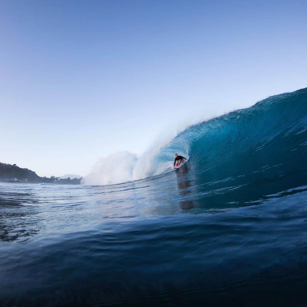 カリッサ・ムーアのインスタグラム：「It’s been a crazy week. Taking it one day at a time and trying to ground myself in faith, love and gratitude. My heart is heavy for the man that passed away in Maui from the shark attack, his family, friends and the local community. I’m so sorry. Such an unfortunate event at a place that feels like home to me. Thanks @wsl for doing your best with everything going on. Looking forward to finishing the rest of the event when the time is right💛 pic/ @zeemillz」