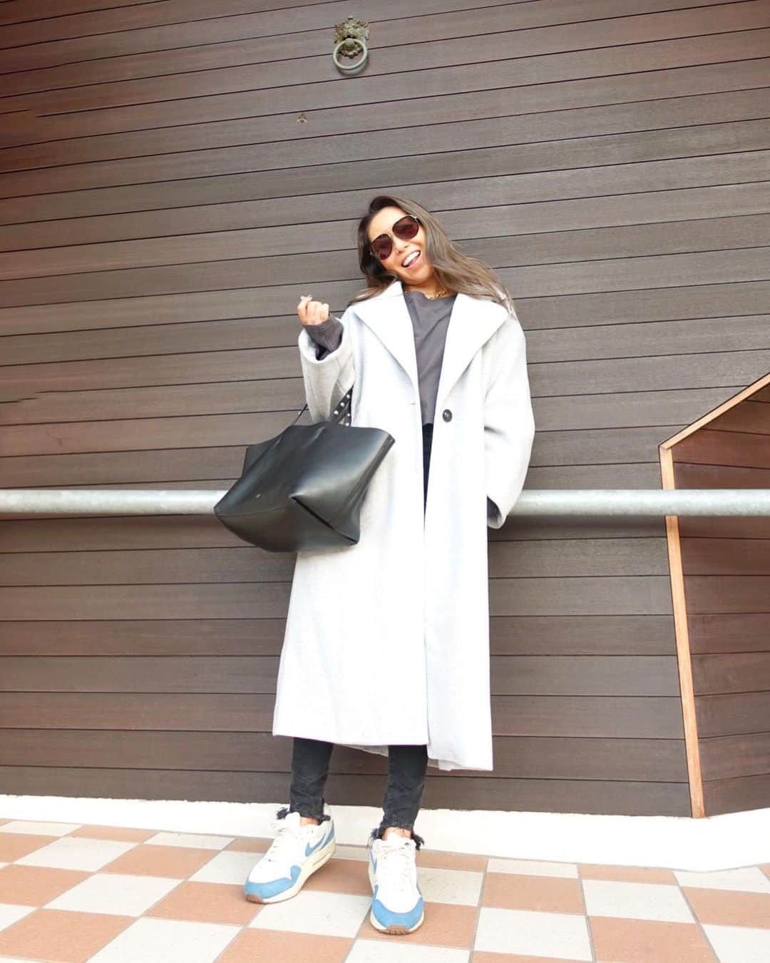 ETSUKOのインスタグラム：「zaraのオーバーサイズコート わざとワンサイズ上げてsにしてみた❣️ スニーカー外しで着たかったコーデ☺️  コーデ コート　#zara ロンt  #etretokyo  denim #agjeans  bag #celine  スニーカー　#nikeairmax #nike」