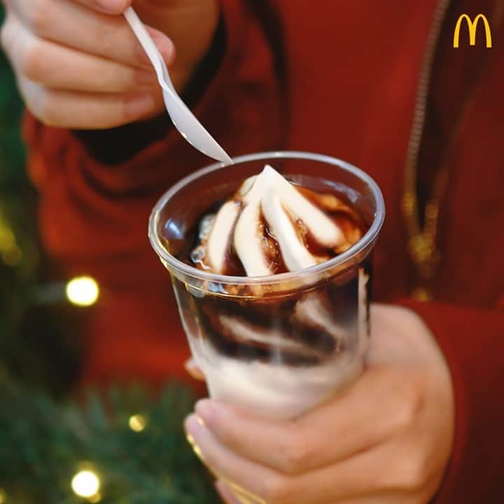 McDonald's Philippinesのインスタグラム：「Malapit na mag-Pasko! Gisingin na ang holiday vibes with this sweet treat na may coffee kick — the NEW Coffee Sundae. Get it via McDonald’s Dine-In, Drive-Thru, Take Out, Desserts Centers, or Pick-Up. You can also get it via McDelivery.」