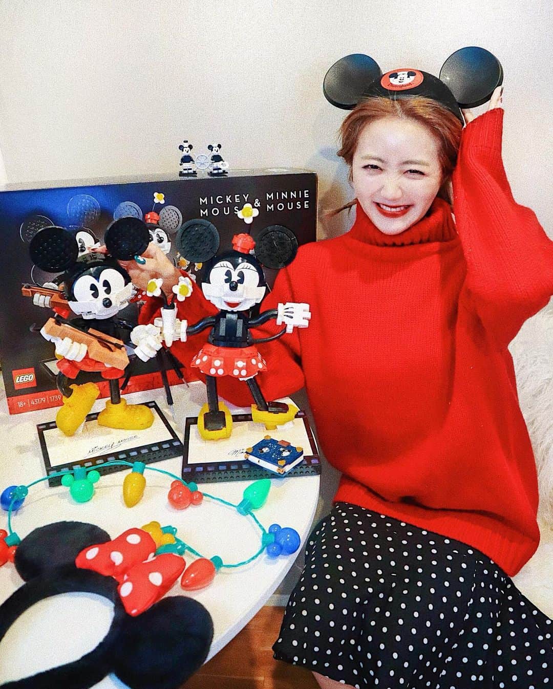 のインスタグラム：「🐭🌷🐭﻿ ﻿ ﻿ みてー！！！！😍💞💞﻿ 私が#レゴ で作った#ミッキーミニー なの🐭❤️﻿ 自分で何時間もかけて組み立てたから﻿ 愛着がすごいよ😂💞🐭🐭﻿ ﻿ ﻿ クラシックでおしゃれで可愛い😍❤︎﻿ 飾っておきたくなるーー！！！😍💞🏡﻿ (しっかり飾る🙋🏻‍♀️←)﻿ ﻿ ﻿ ﻿ ﻿ ＂大人向けのレゴ＂ということで、﻿ ピースも工程もめちゃくちゃ多くて﻿ 集中してやる作業が好きな私は﻿ 気付いたらまさかの朝4時まで﻿ 作り続けてしまいました🤣💥🧱❤️笑﻿ (2日目の動画寝不足の顔してる🤣🤣笑)﻿ ﻿ 空いた時間にちょこちょこ作ってもいいし、﻿ 小さい頃やってたレゴとはまた違って﻿ ゴールがあるから達成感もあるし、﻿ おうち時間にもぴったり😌💞🏡﻿ しかも完成したら飾っておきたくなる可愛さ😂💞﻿ これはおすすめできます！！🙏✨﻿ クリスマスプレゼントにも良さそうだよね🎅🏻💝﻿ ﻿ ﻿ またこの楽しさを思い出してしまったから﻿ もっと作りたいーーー😂❤️﻿ 楽しかったーー！！！✨﻿ 𓂃 𓈒𓏸 ‎𓂃 𓈒𓏸 ‎𓂃 𓈒𓏸 ‎𓂃 𓈒𓏸 ‎𓂃 𓈒﻿ #LEGO #大人のレゴ #PR」