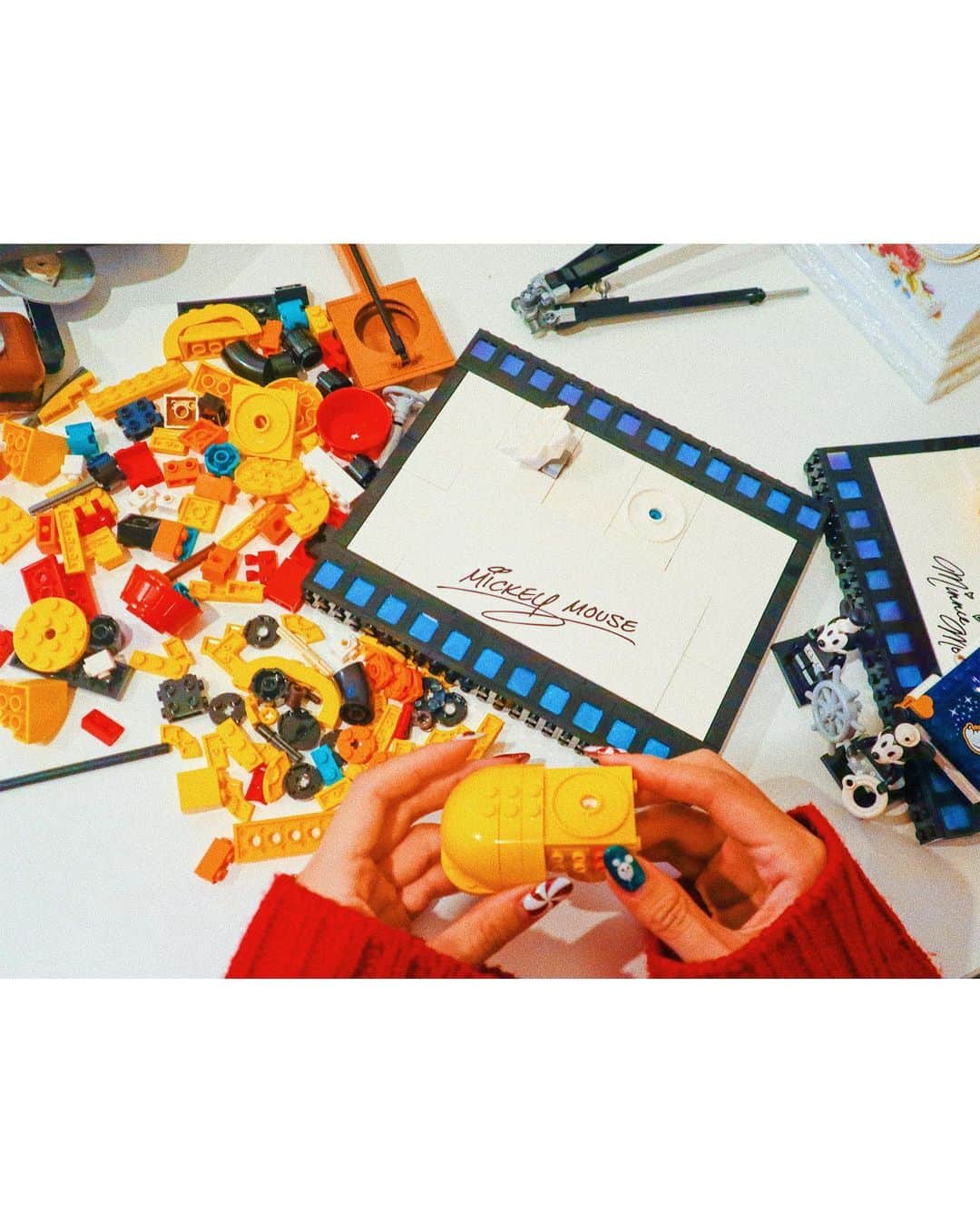 中島絢乃さんのインスタグラム写真 - (中島絢乃Instagram)「🐭🌷🐭﻿ ﻿ ﻿ みてー！！！！😍💞💞﻿ 私が#レゴ で作った#ミッキーミニー なの🐭❤️﻿ 自分で何時間もかけて組み立てたから﻿ 愛着がすごいよ😂💞🐭🐭﻿ ﻿ ﻿ クラシックでおしゃれで可愛い😍❤︎﻿ 飾っておきたくなるーー！！！😍💞🏡﻿ (しっかり飾る🙋🏻‍♀️←)﻿ ﻿ ﻿ ﻿ ﻿ ＂大人向けのレゴ＂ということで、﻿ ピースも工程もめちゃくちゃ多くて﻿ 集中してやる作業が好きな私は﻿ 気付いたらまさかの朝4時まで﻿ 作り続けてしまいました🤣💥🧱❤️笑﻿ (2日目の動画寝不足の顔してる🤣🤣笑)﻿ ﻿ 空いた時間にちょこちょこ作ってもいいし、﻿ 小さい頃やってたレゴとはまた違って﻿ ゴールがあるから達成感もあるし、﻿ おうち時間にもぴったり😌💞🏡﻿ しかも完成したら飾っておきたくなる可愛さ😂💞﻿ これはおすすめできます！！🙏✨﻿ クリスマスプレゼントにも良さそうだよね🎅🏻💝﻿ ﻿ ﻿ またこの楽しさを思い出してしまったから﻿ もっと作りたいーーー😂❤️﻿ 楽しかったーー！！！✨﻿ 𓂃 𓈒𓏸 ‎𓂃 𓈒𓏸 ‎𓂃 𓈒𓏸 ‎𓂃 𓈒𓏸 ‎𓂃 𓈒﻿ #LEGO #大人のレゴ #PR」12月15日 15時00分 - nakajima_ayano